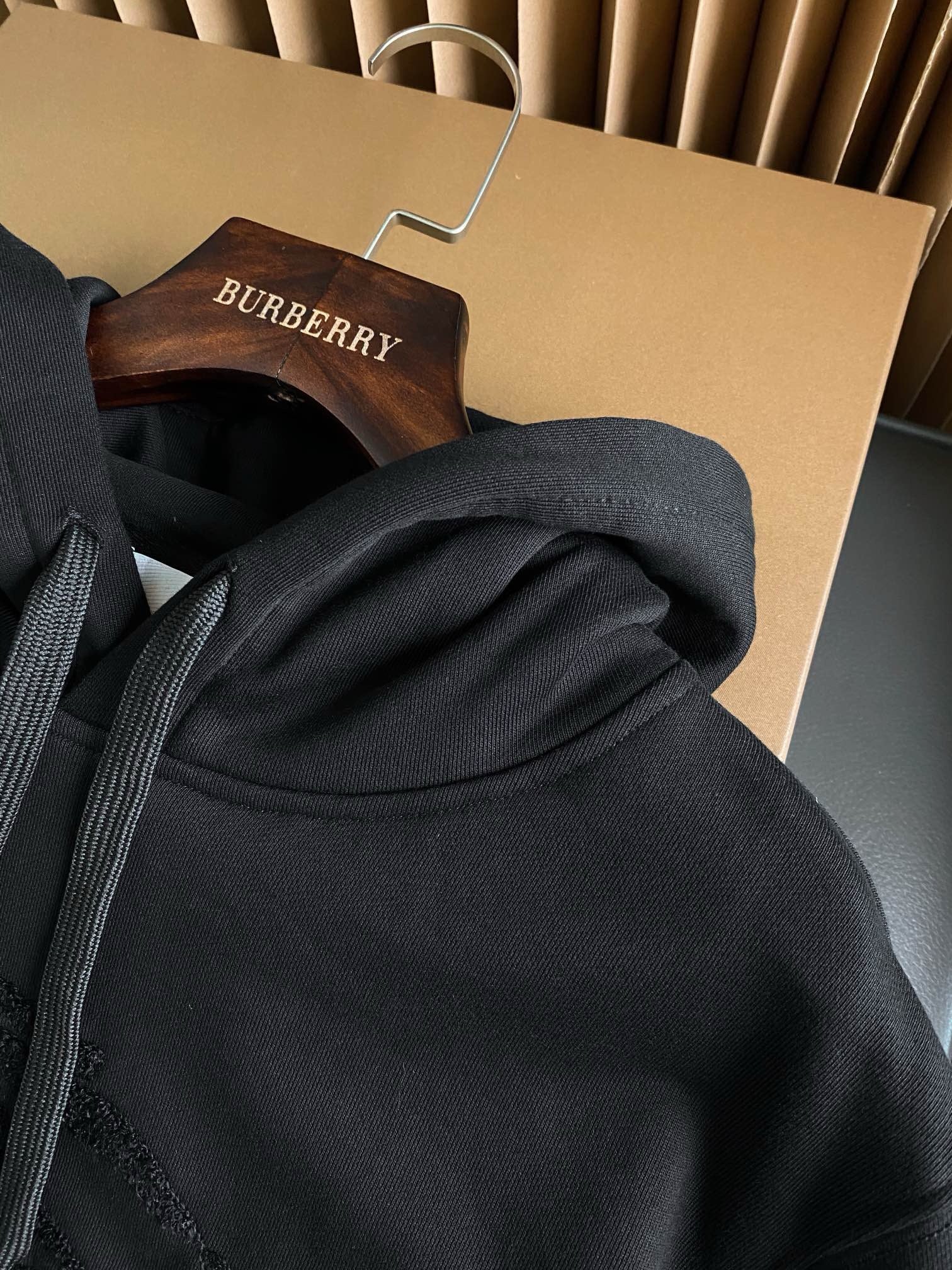 Schwarzer Hoodie