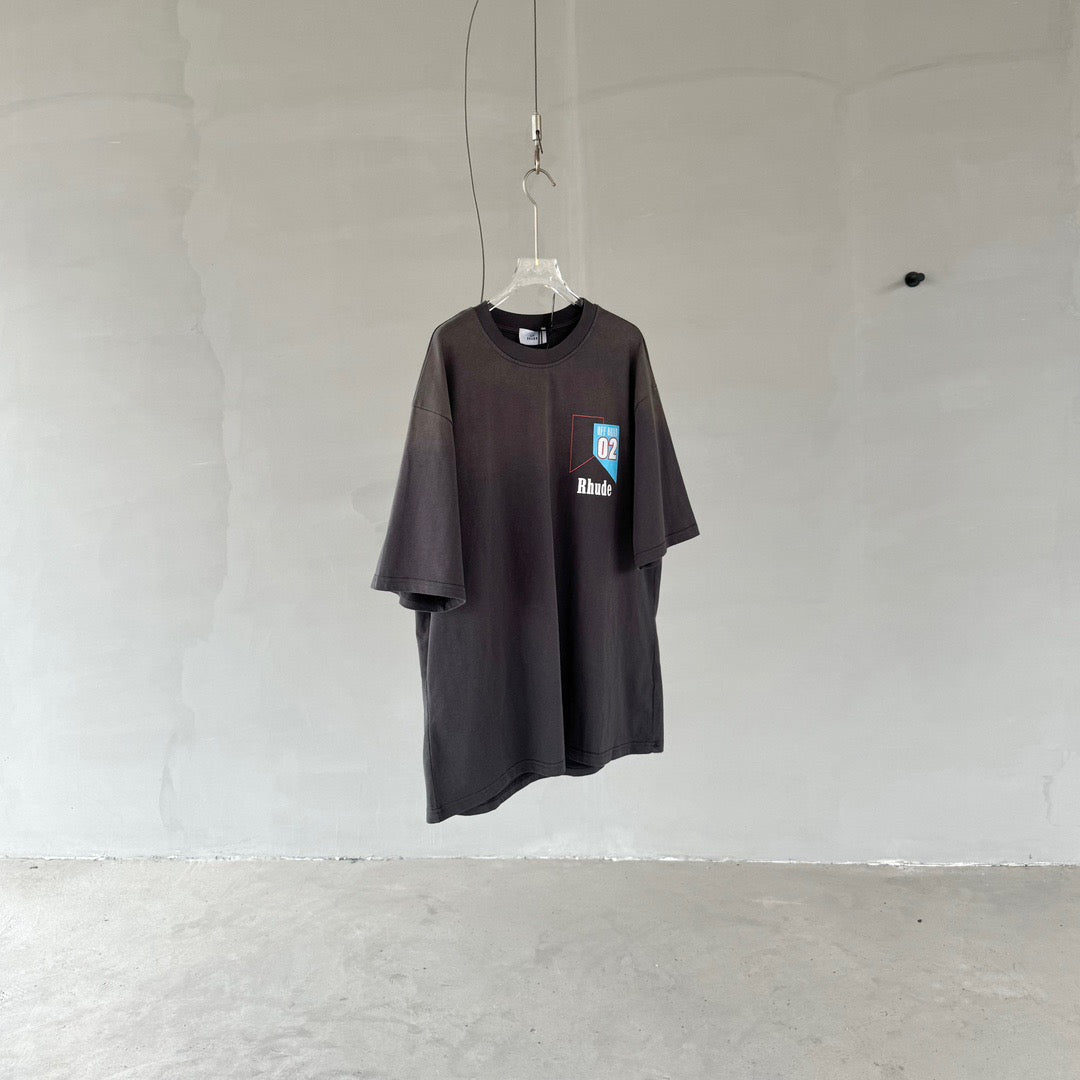 Schwarz-weißes T-Shirt