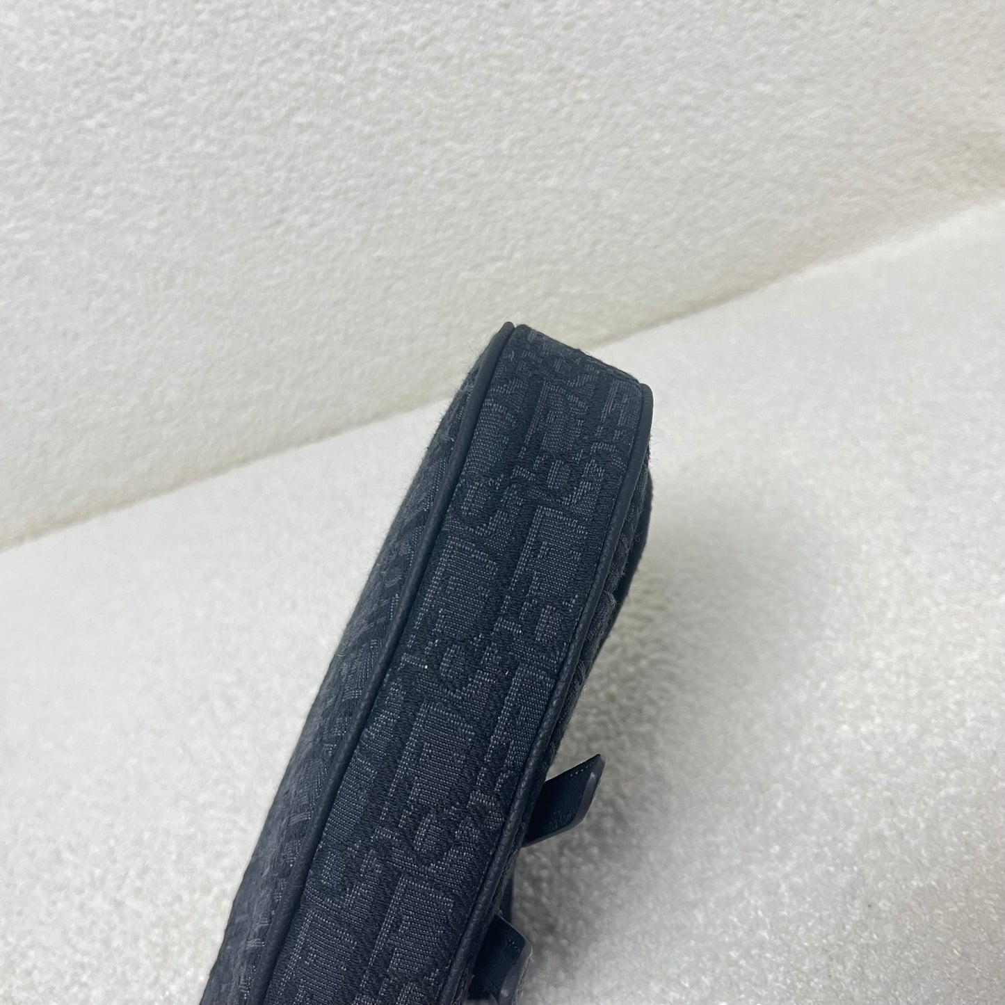 Blaue und schwarzgraue Tasche