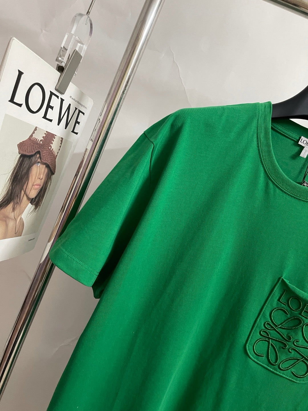 تي شيرت أبيض وأسود وأخضر