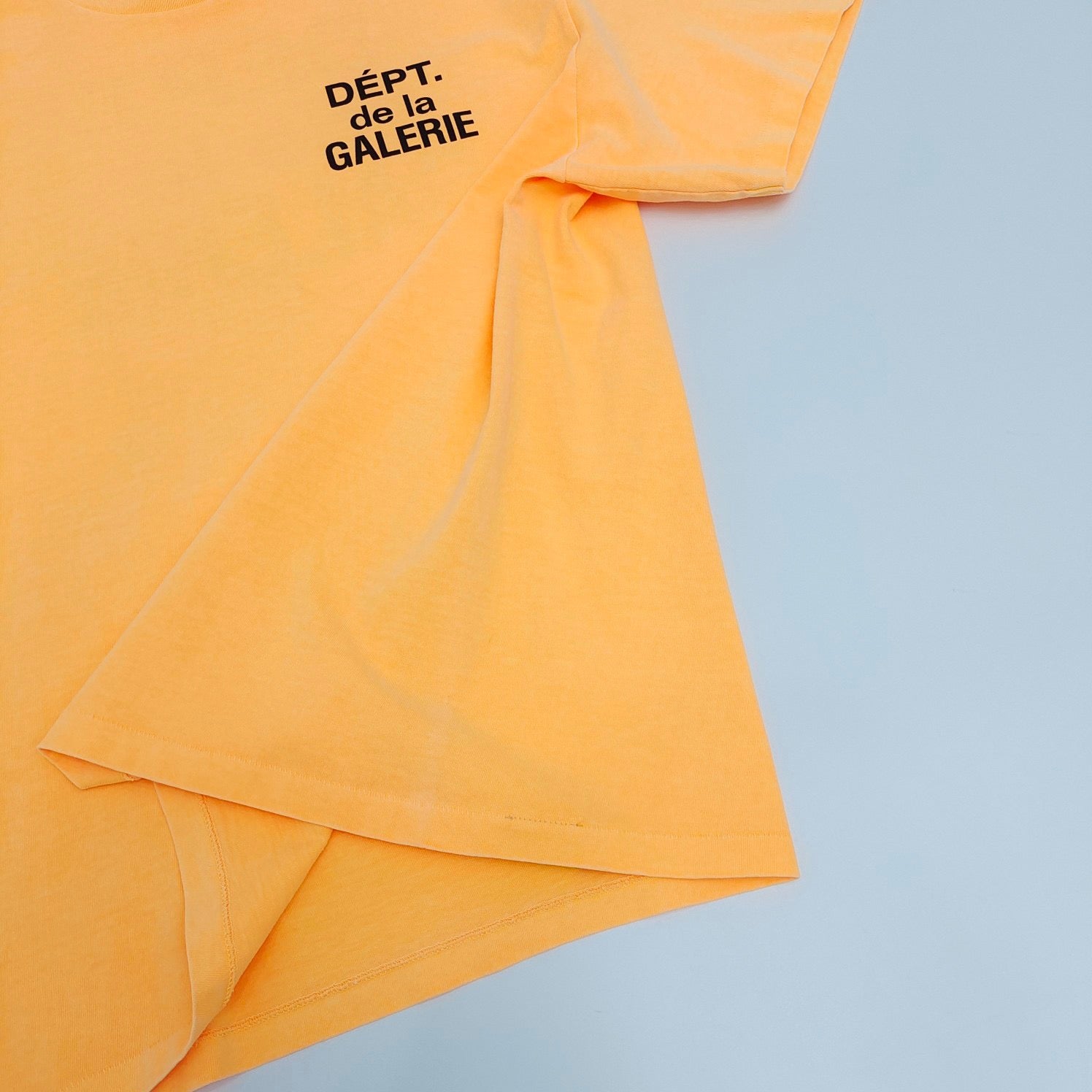 Gelbes, rosa und gelbes Organza-T-Shirt
