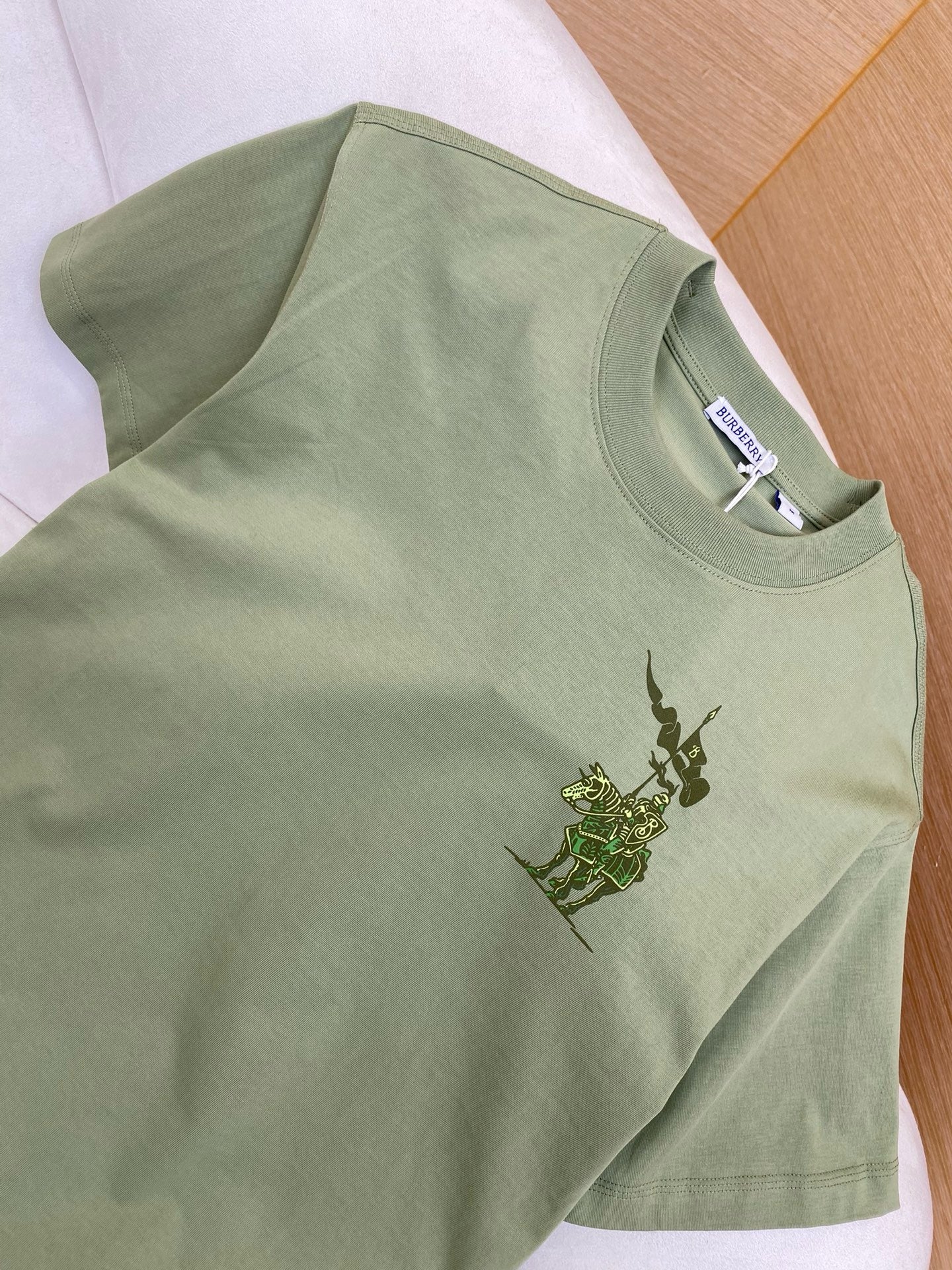 Grün-weißes T-Shirt