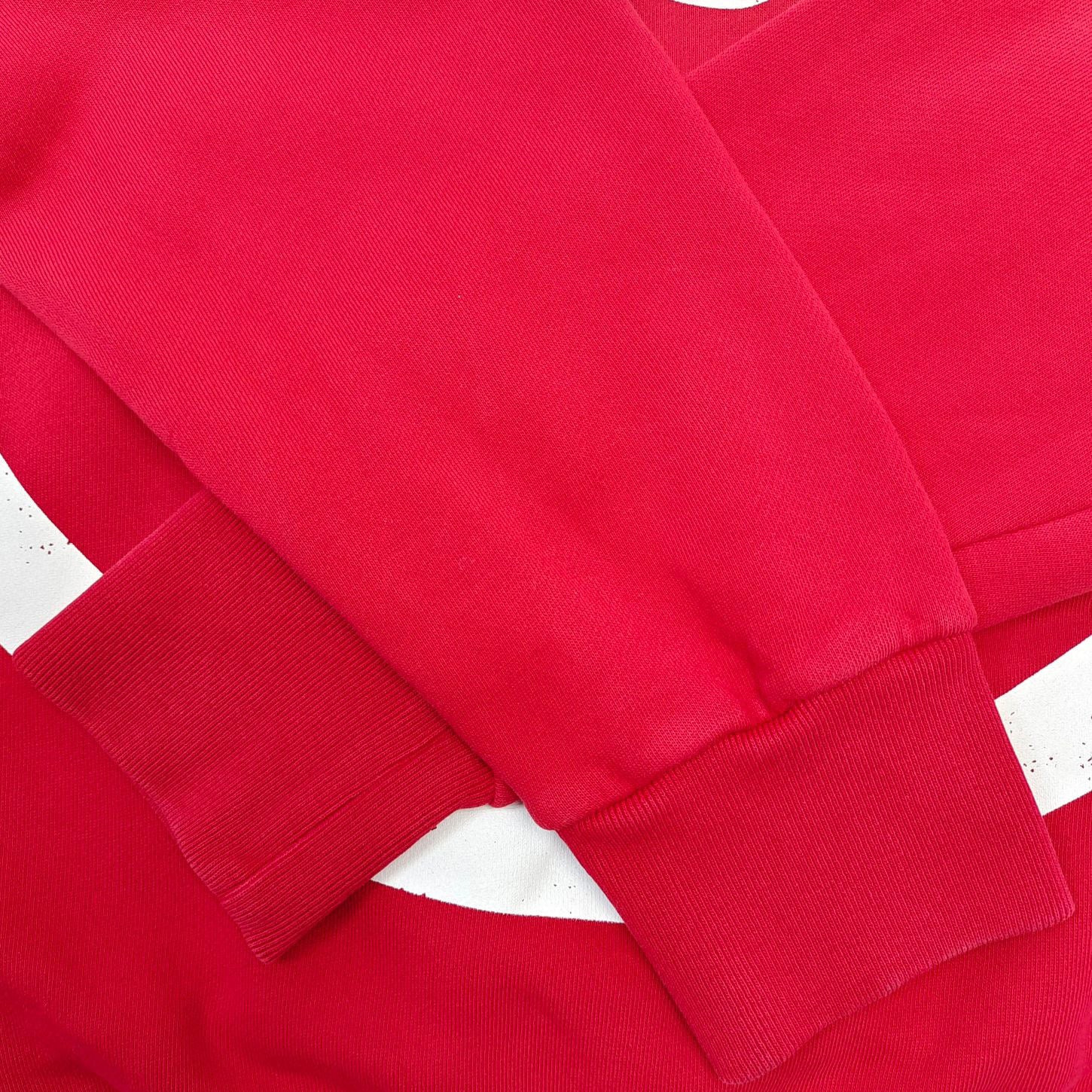 Roter Kapuzenpullover