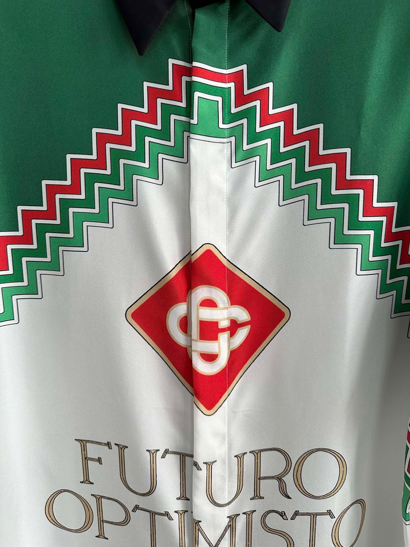 قميص متعدد الألوان