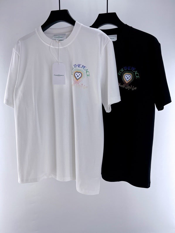 Weißes und blaues T-Shirt