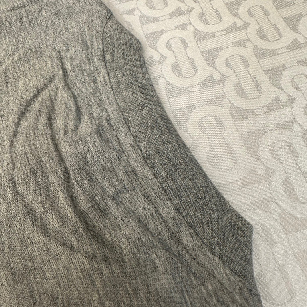 Schwarzes, khakifarbenes und weißes T-Shirt