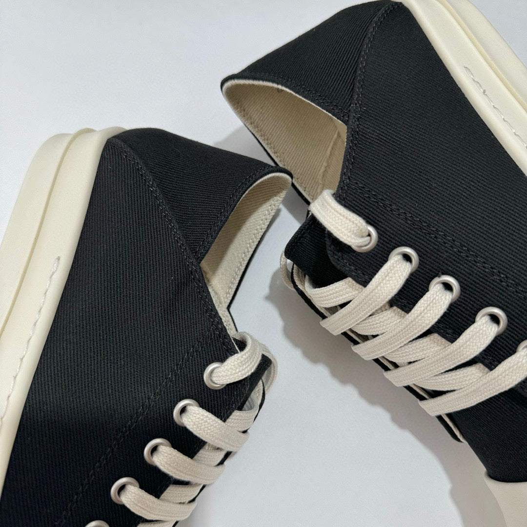 Schwarz-weiße Schuhe