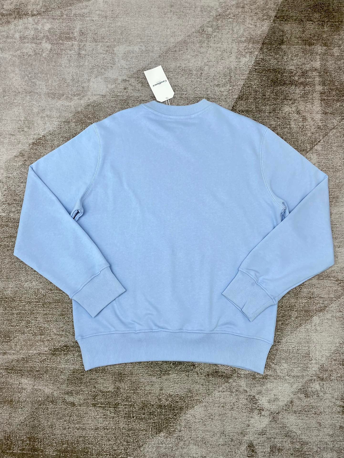Schwarzes und himmelblaues Sweatshirt