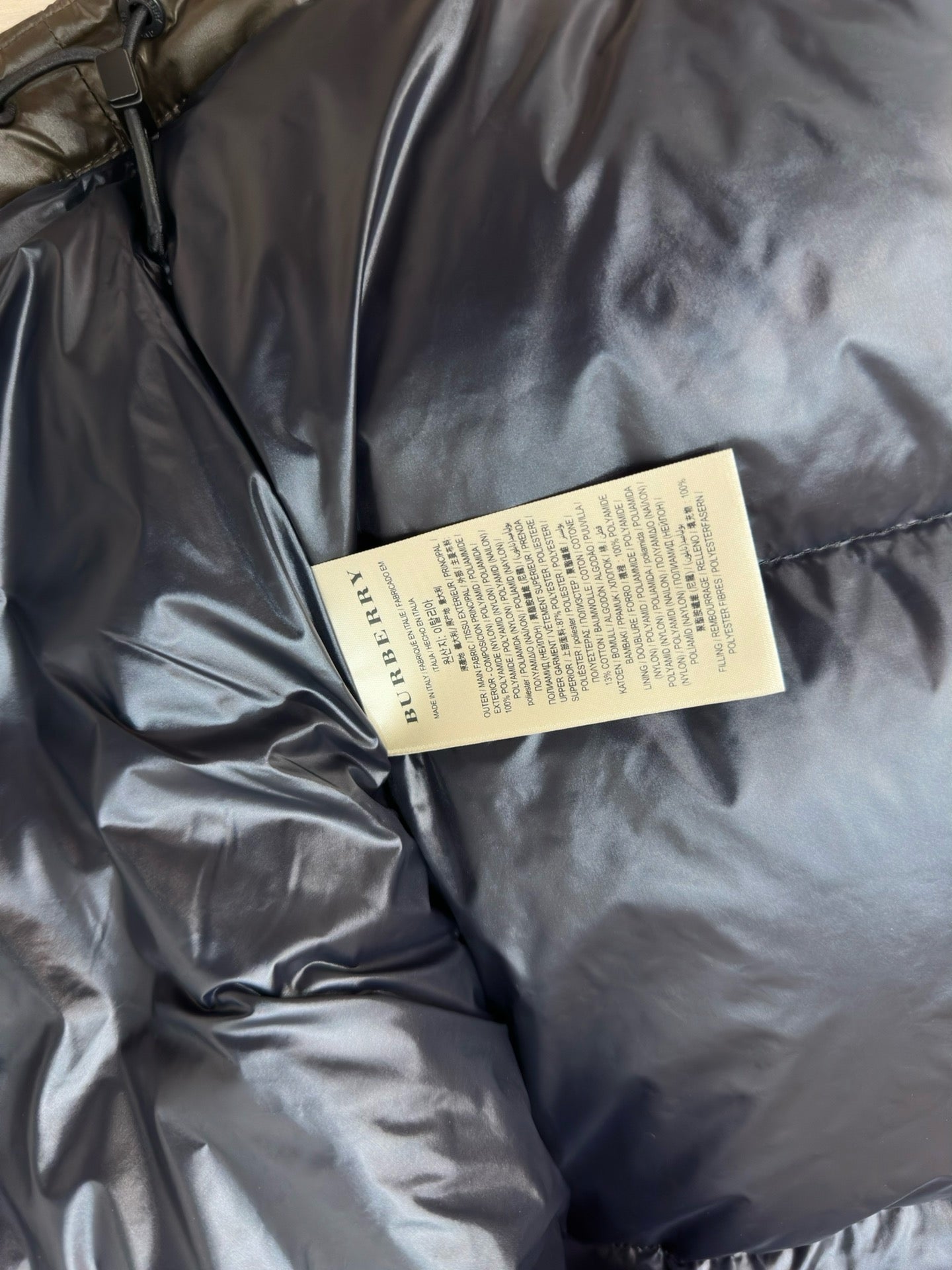 Schwarze und dunkelblaue Jacke