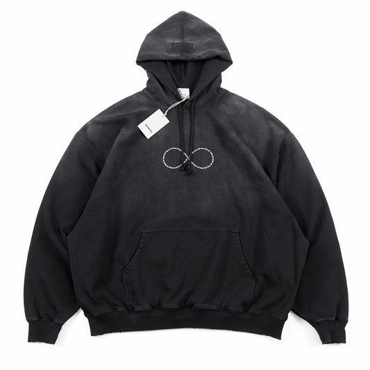 جارزة سوداء بقبعة شتوية