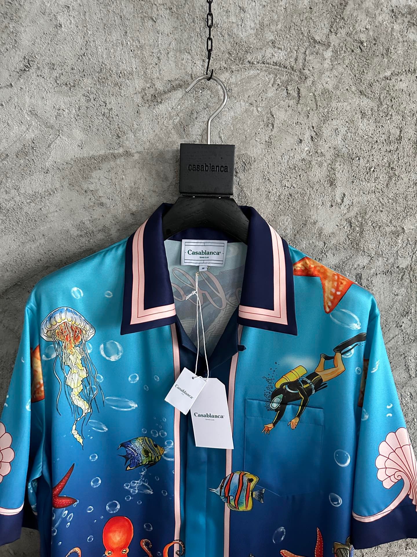 قميص متعدد الألوان