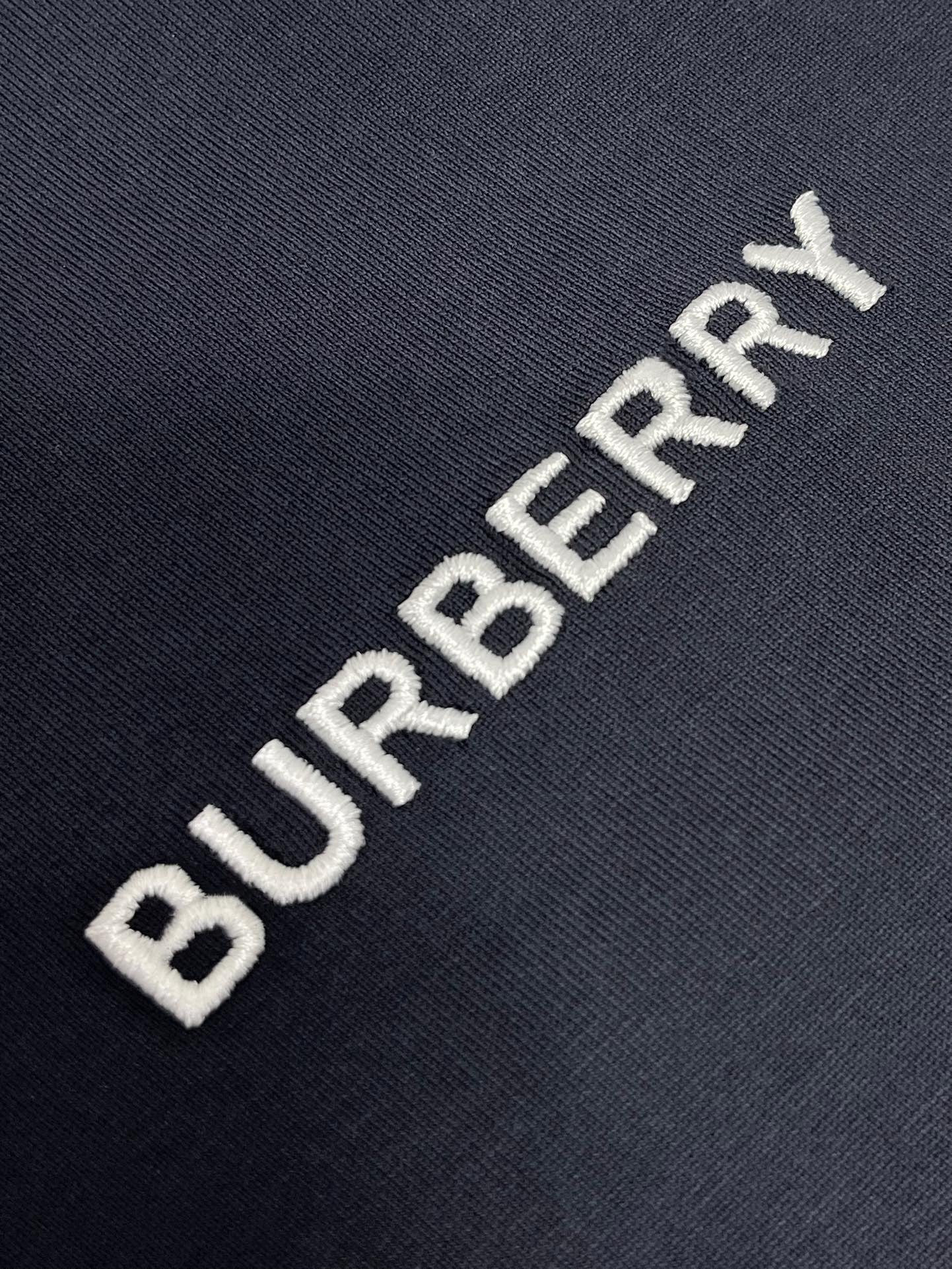 Schwarzes, weißes und blaues T-Shirt