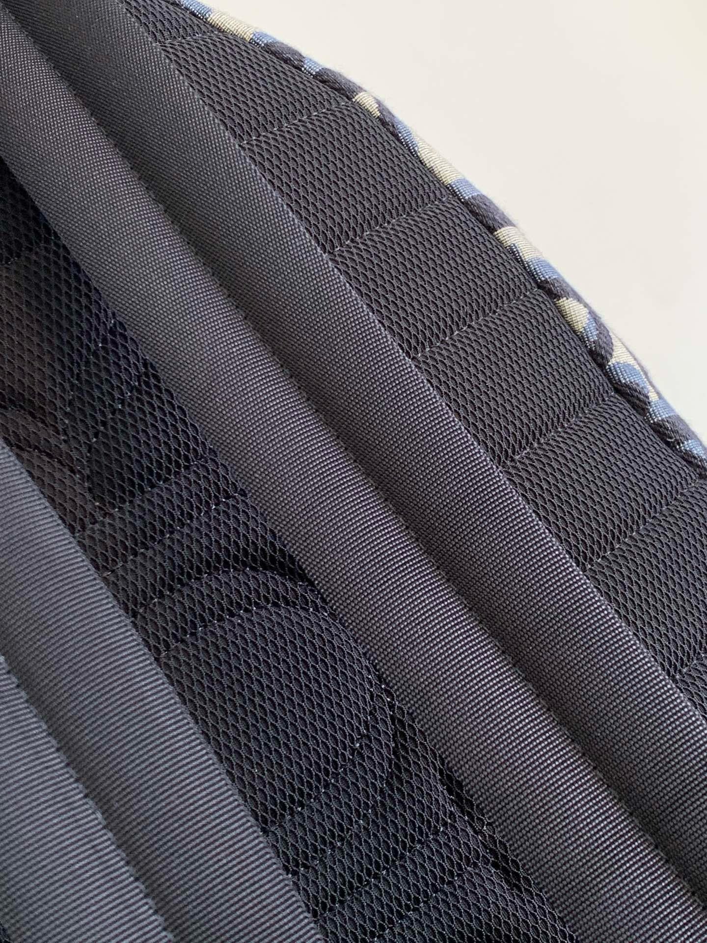 Aprikosen- und schwarze Tasche