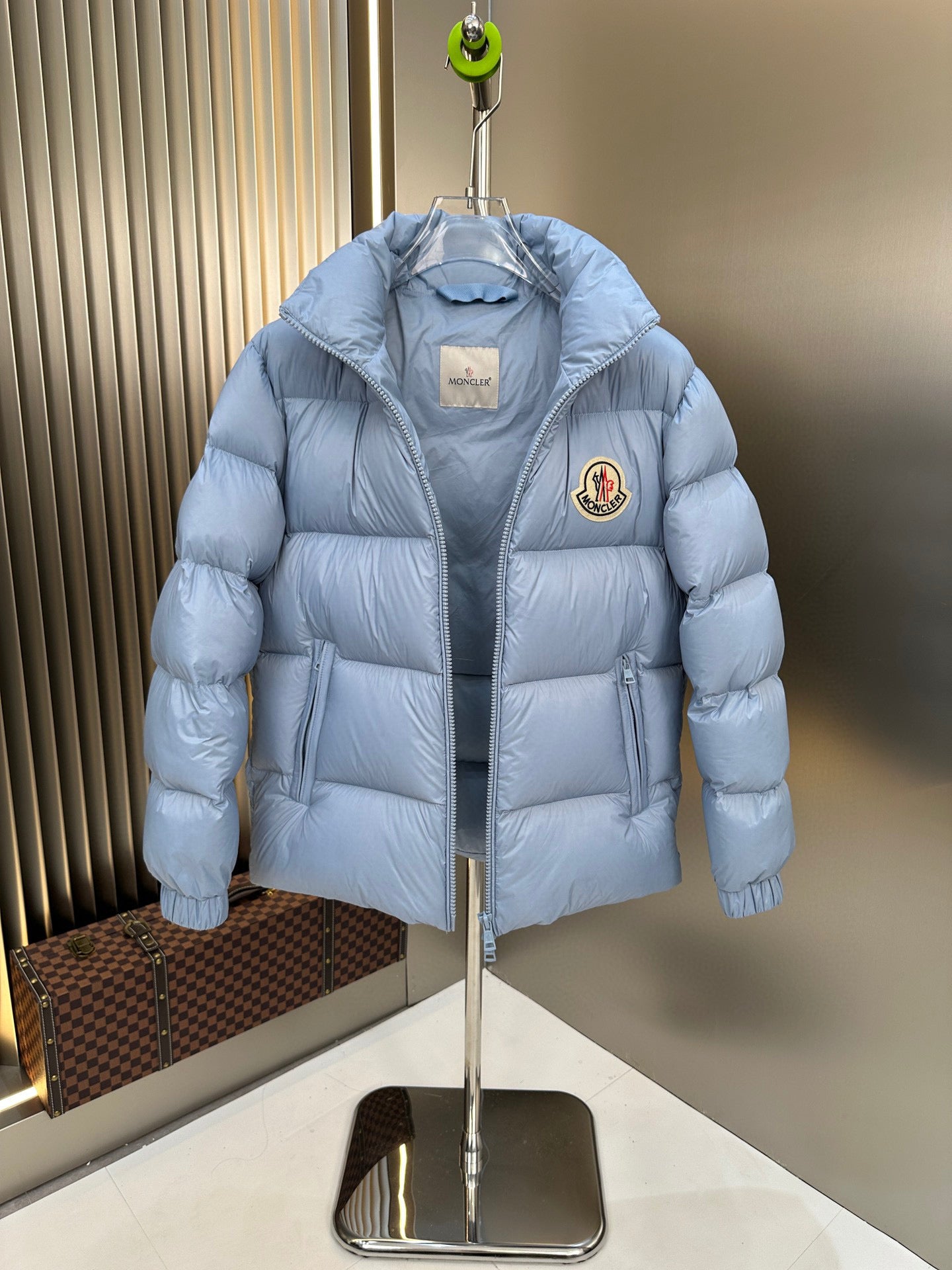 Blaue und schwarze Jacke