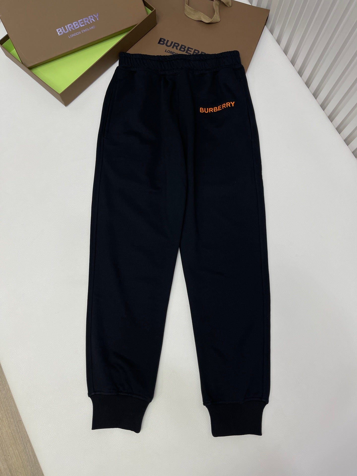 Schwarze und blaue Hose