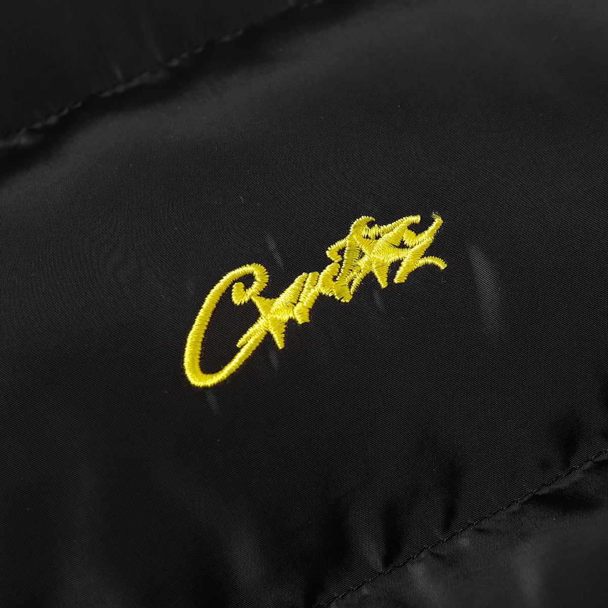 Schwarze und graue Jacke