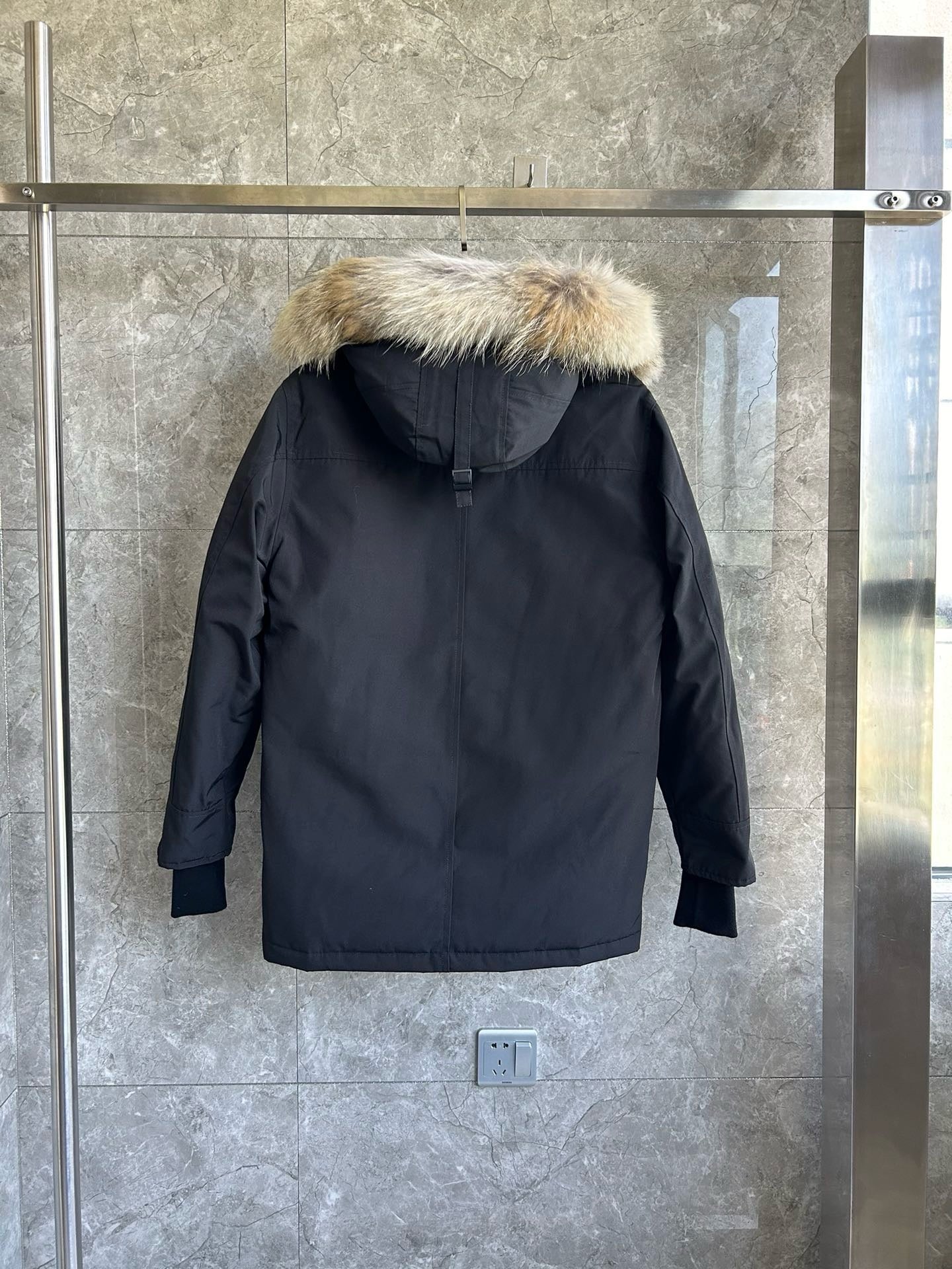 Schwarze und graue Jacke