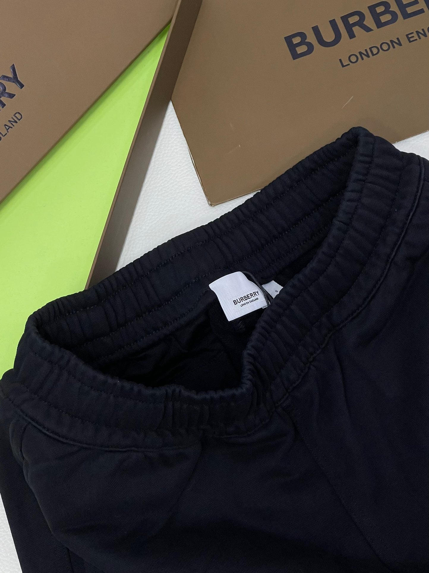 Schwarze Hosen