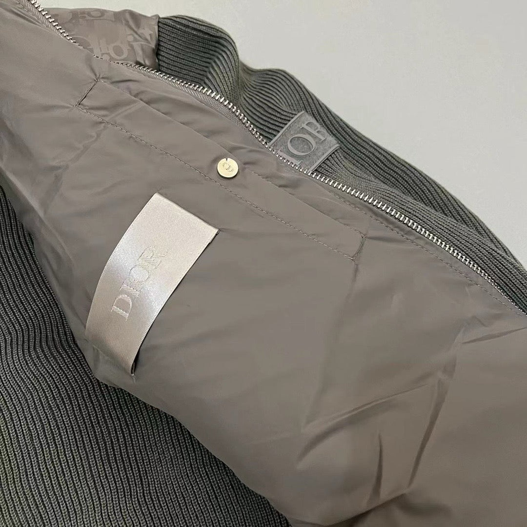 Chaqueta negra, gris, azul y blanca