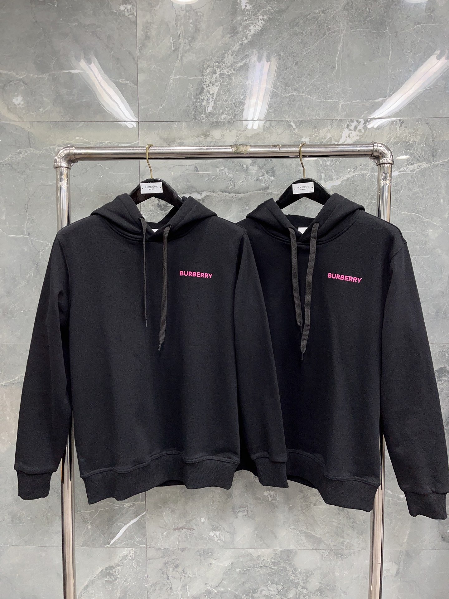 Schwarzer Hoodie