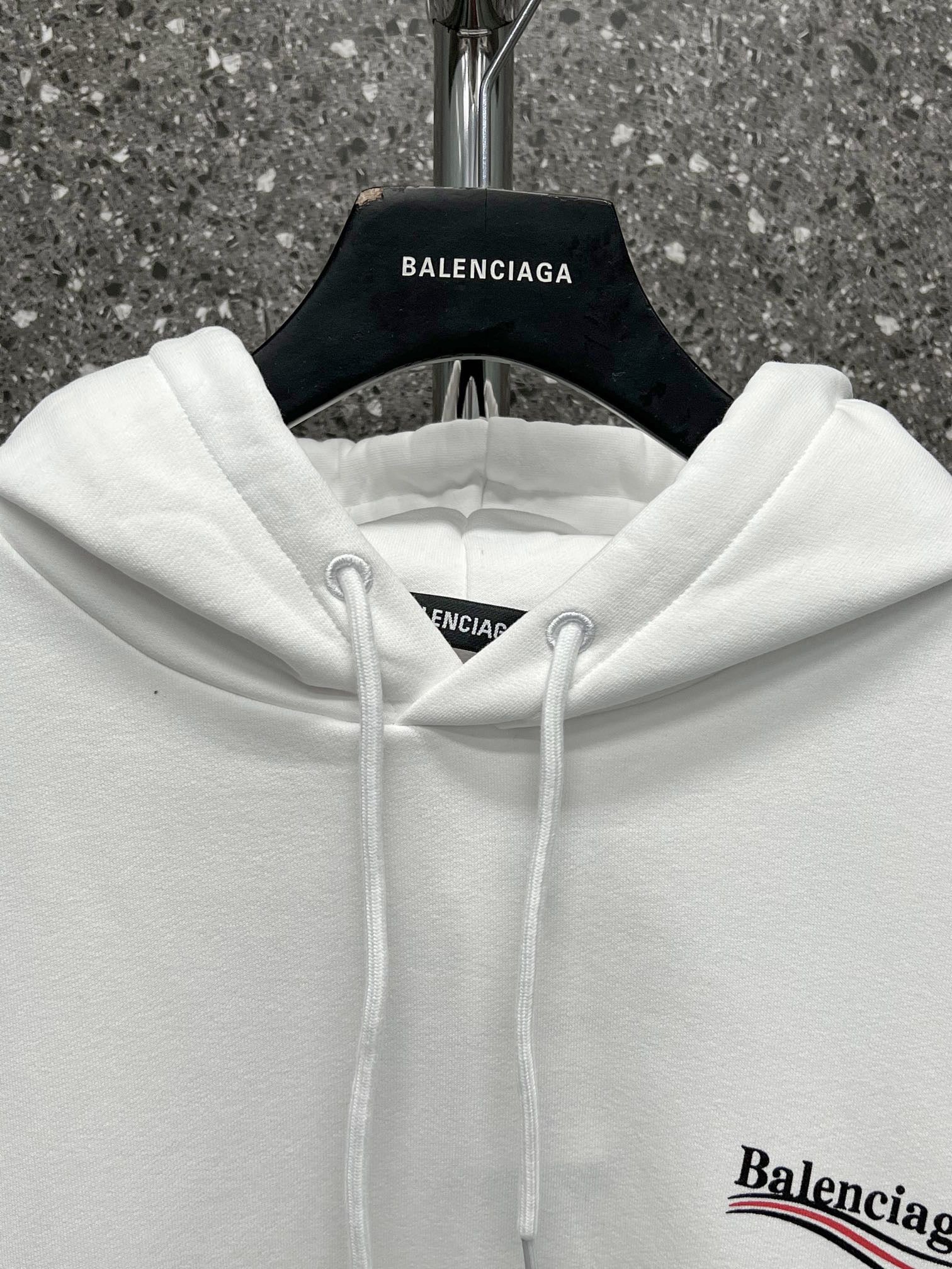 weißer und schwarzer Pullover mit einer Kapuze