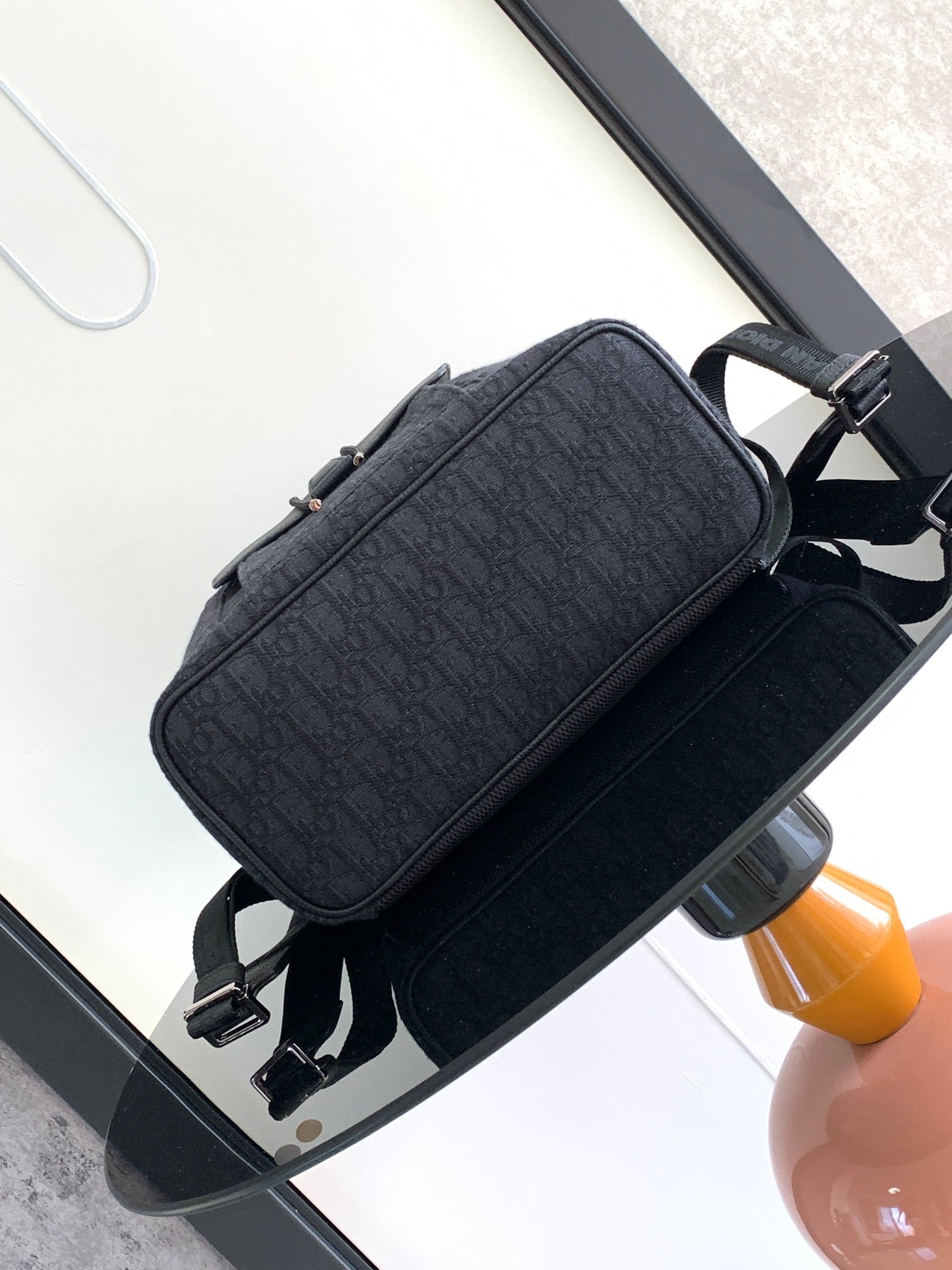 Aprikosen- und schwarze Tasche