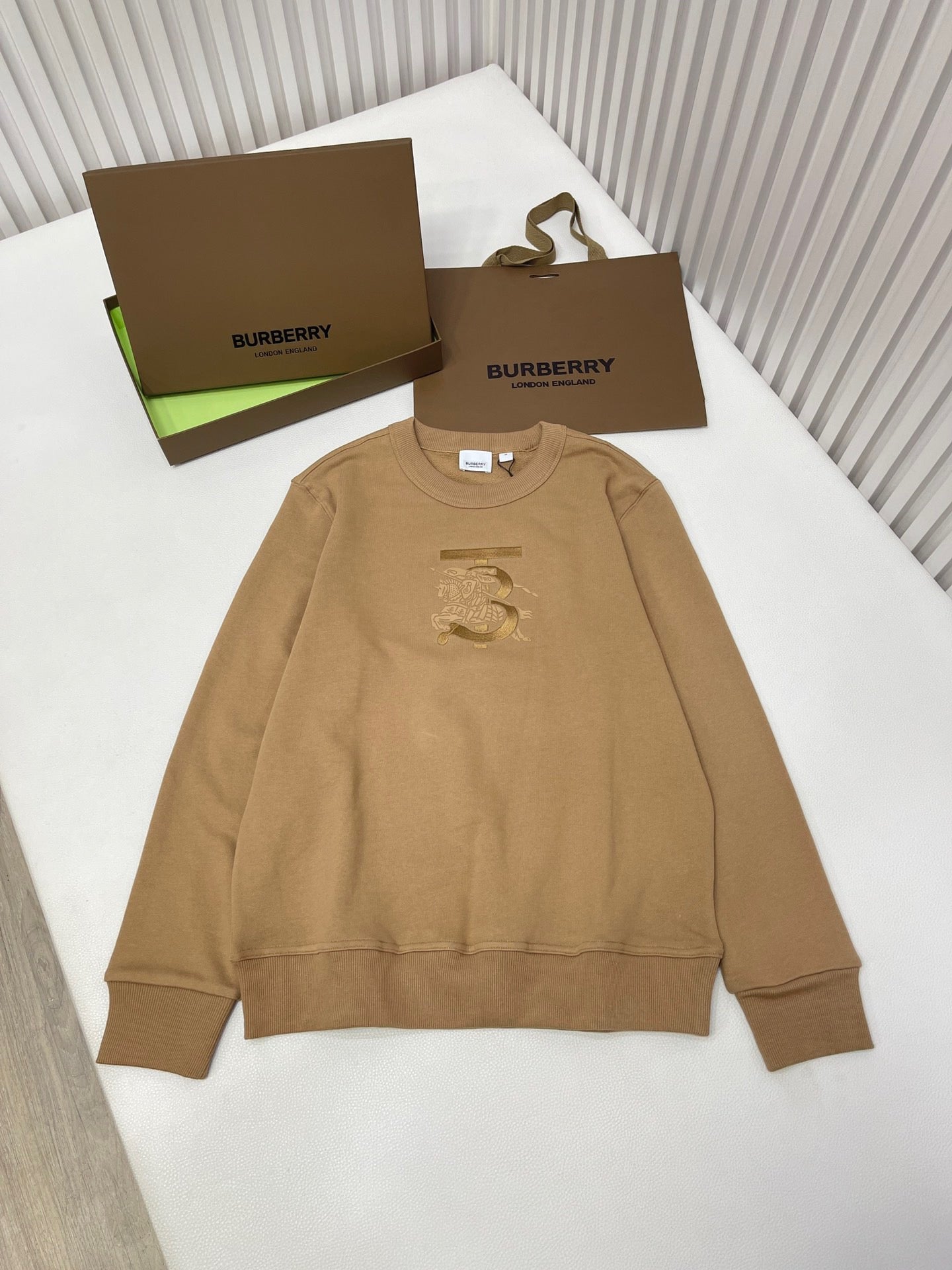 Schwarzer und braungrauer Jersey
