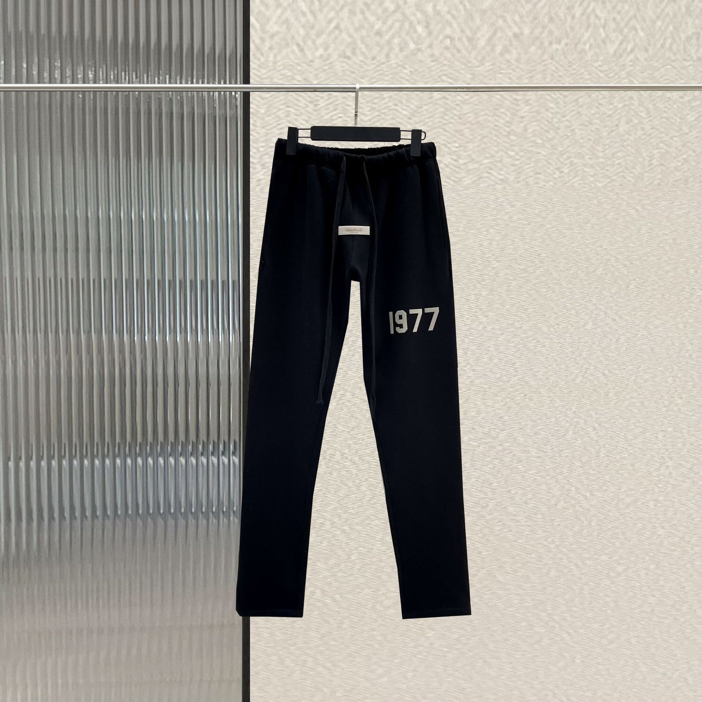 Schwarze und weiße Hose