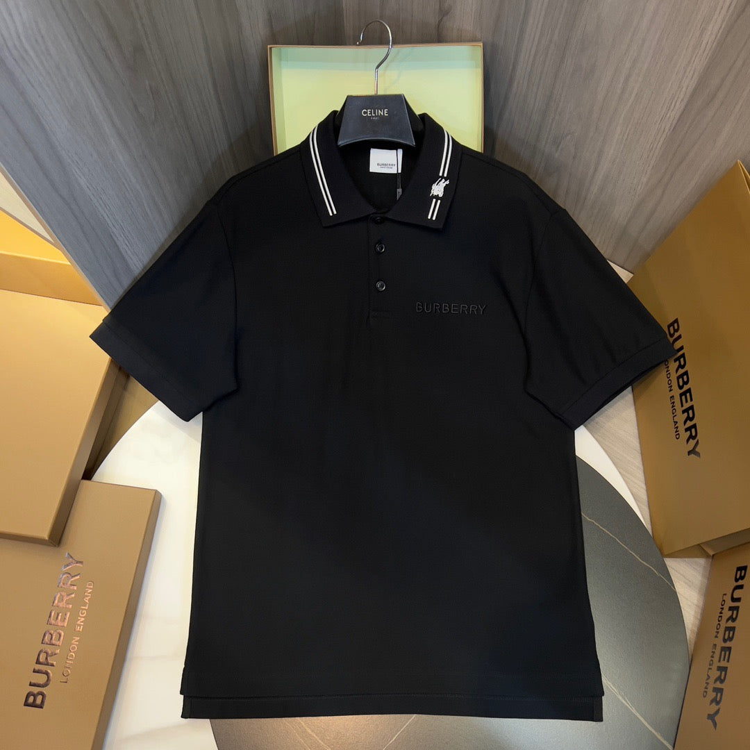 schwarzes und weißes Poloshirt