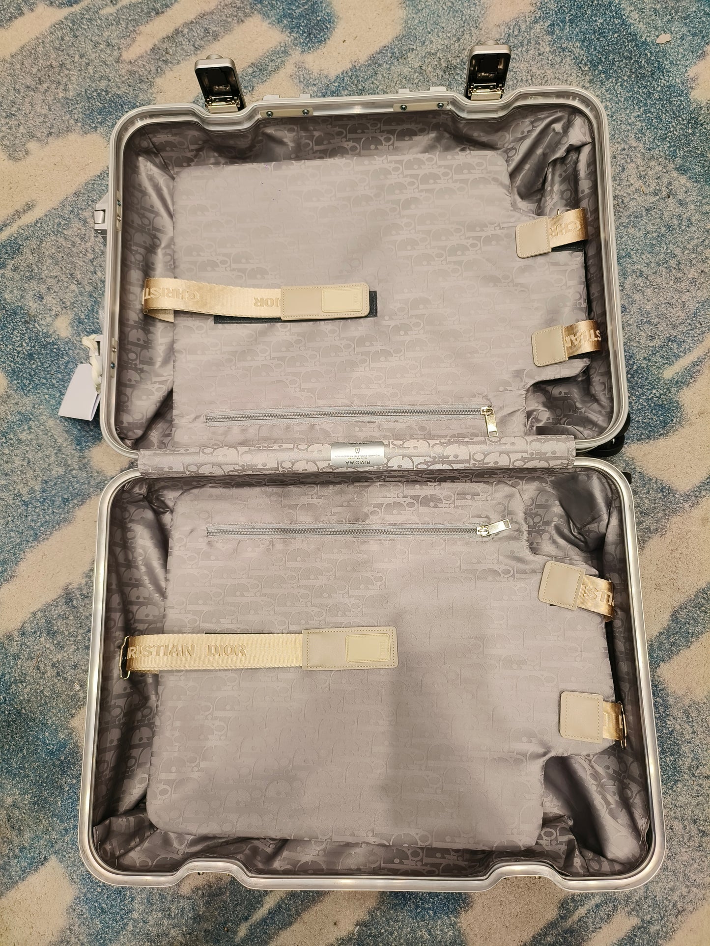 Schwarzer, silberner und brauner Koffer