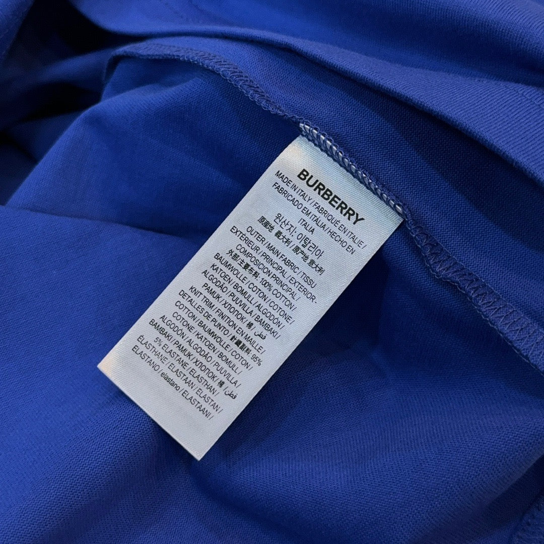 Weißes und blaues T-Shirt