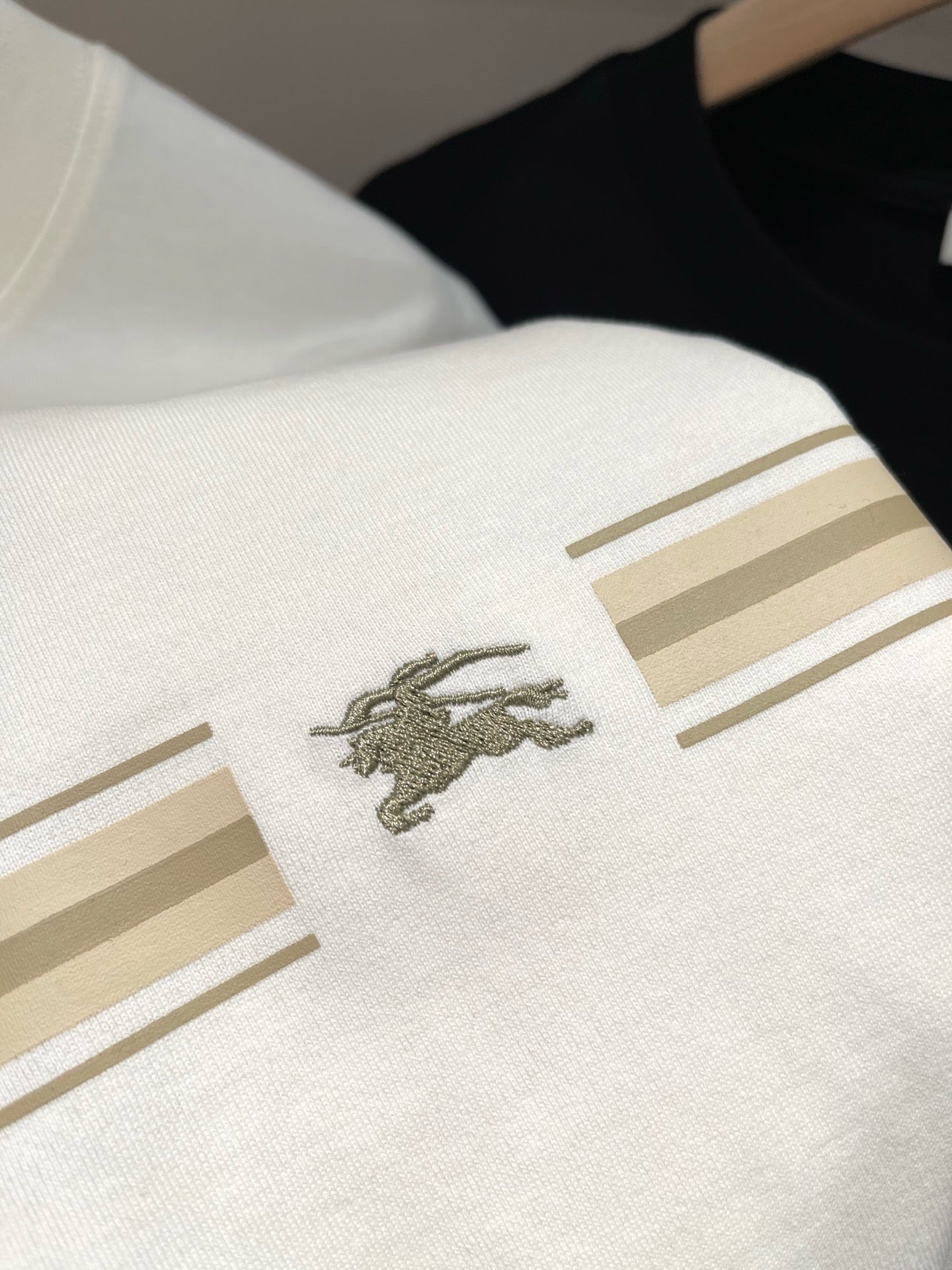 Schwarz-weißes T-Shirt