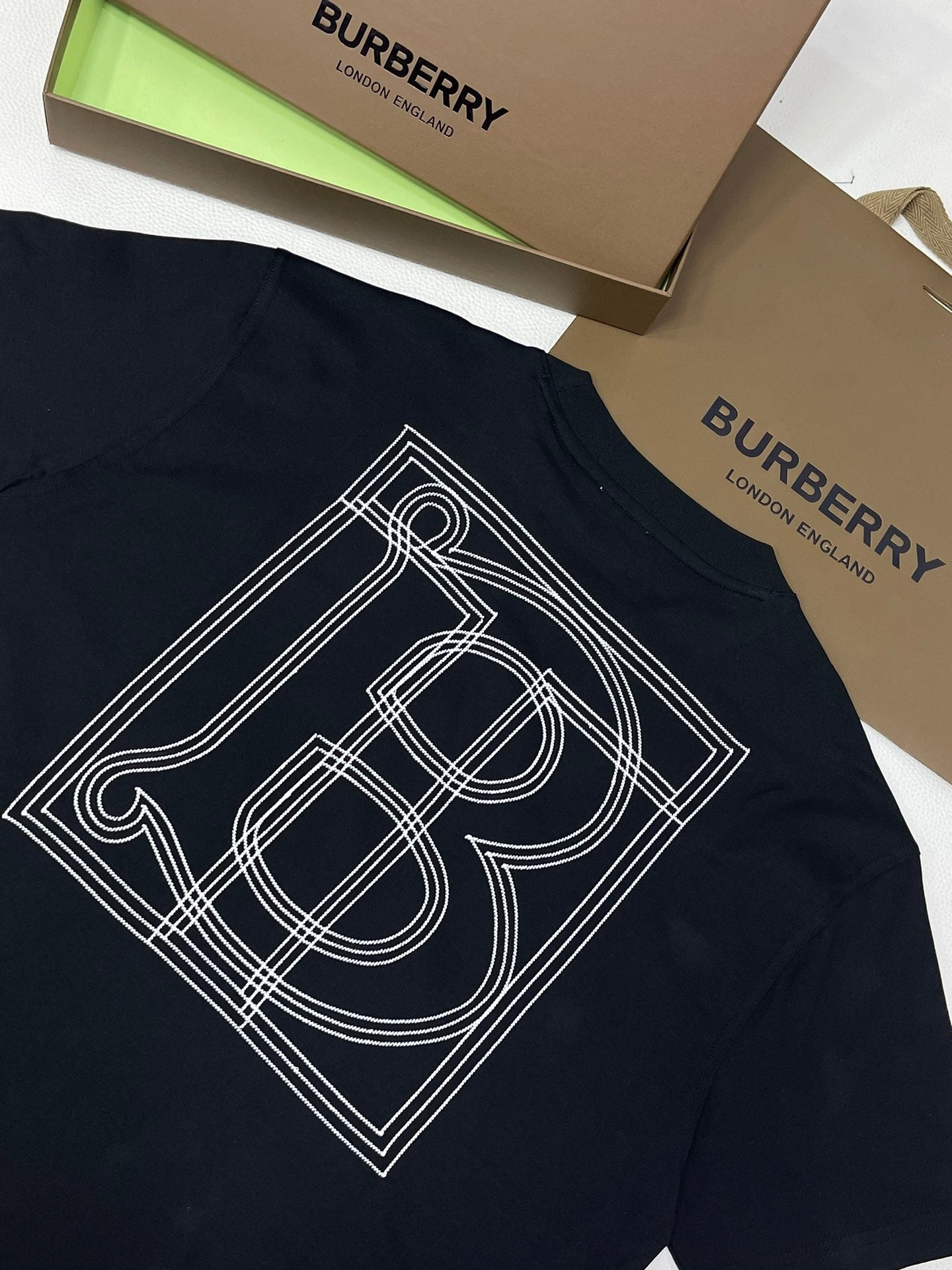 Schwarzes, weißes und blaues T-Shirt