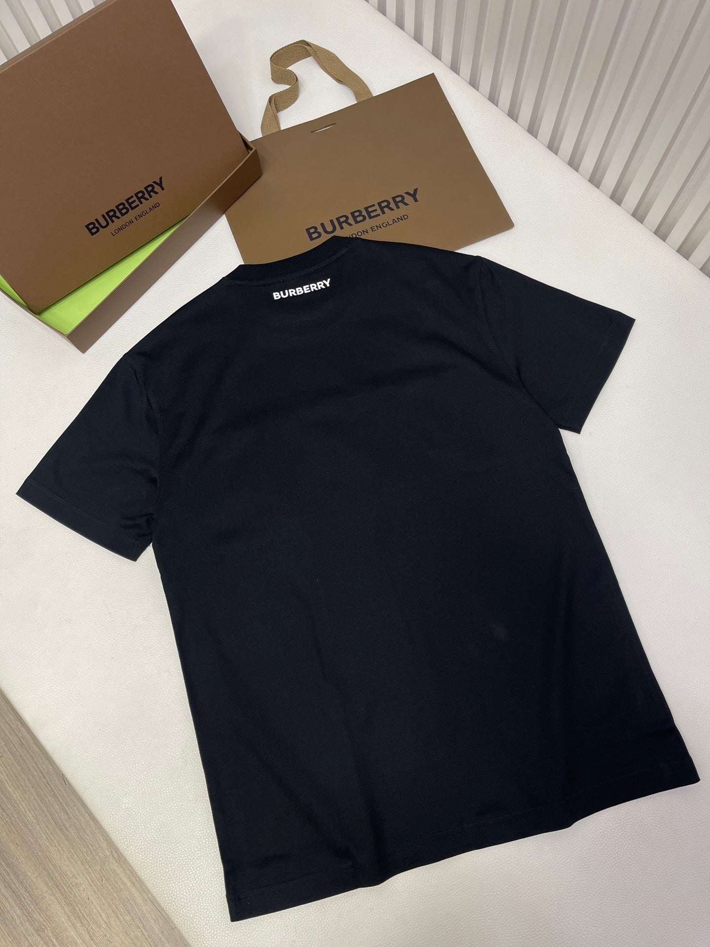 Schwarzes, weißes und khakifarbenes T-Shirt