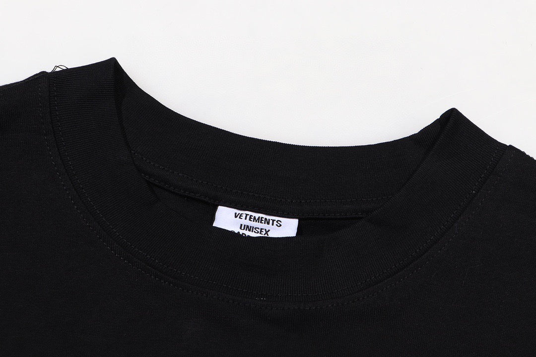 Schwarz-weißes T-Shirt