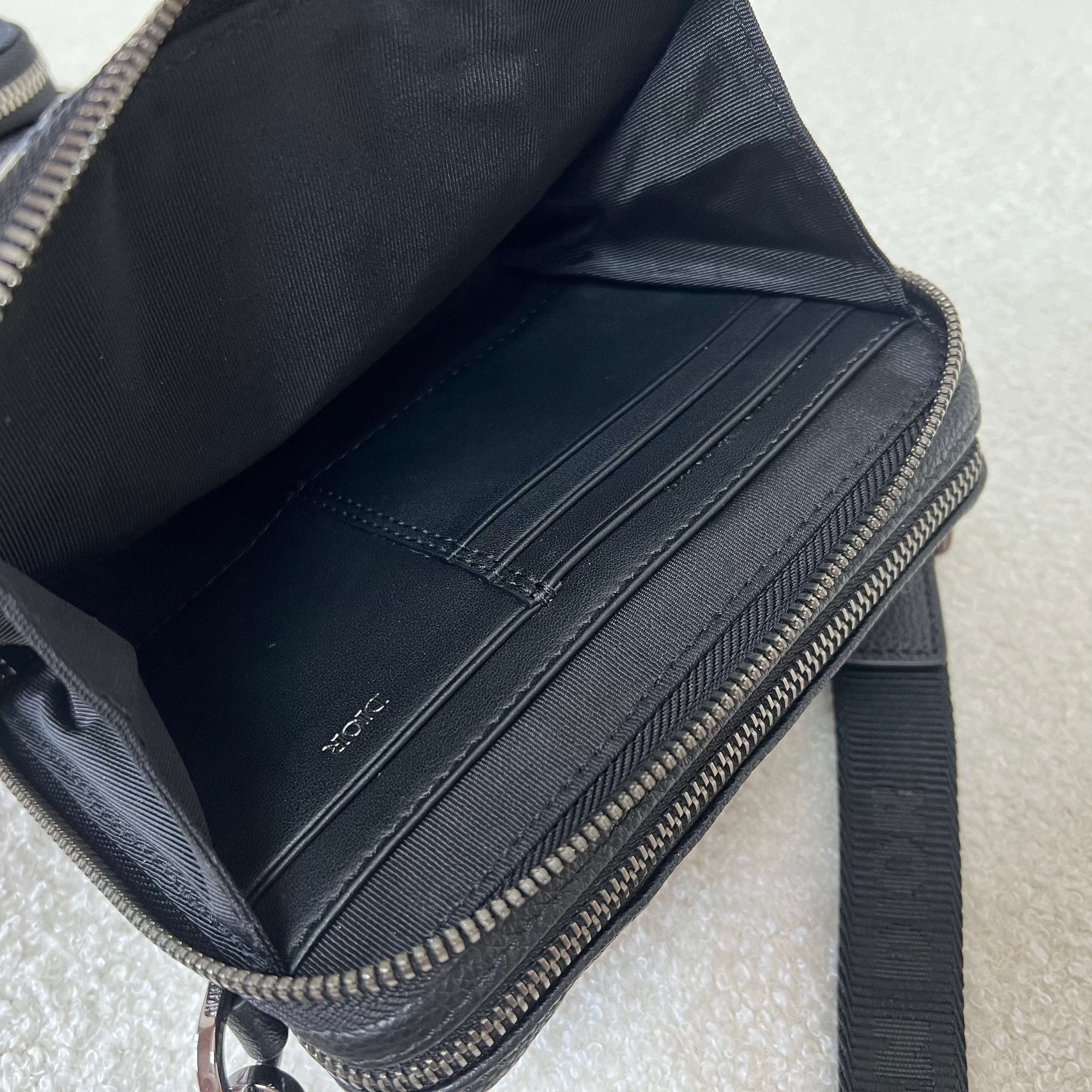 Blaue und schwarzgraue Tasche