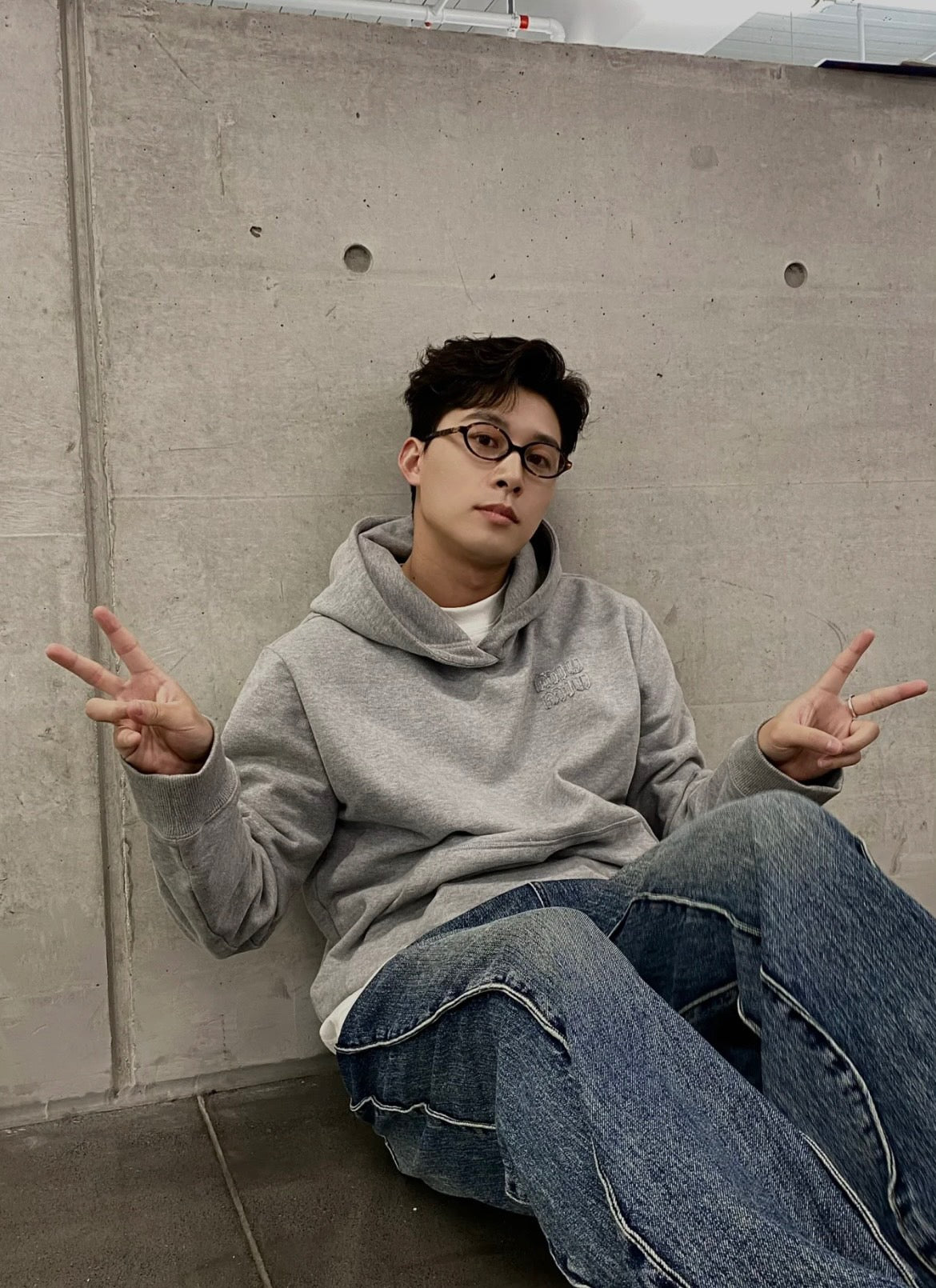 Grauer Hoodie