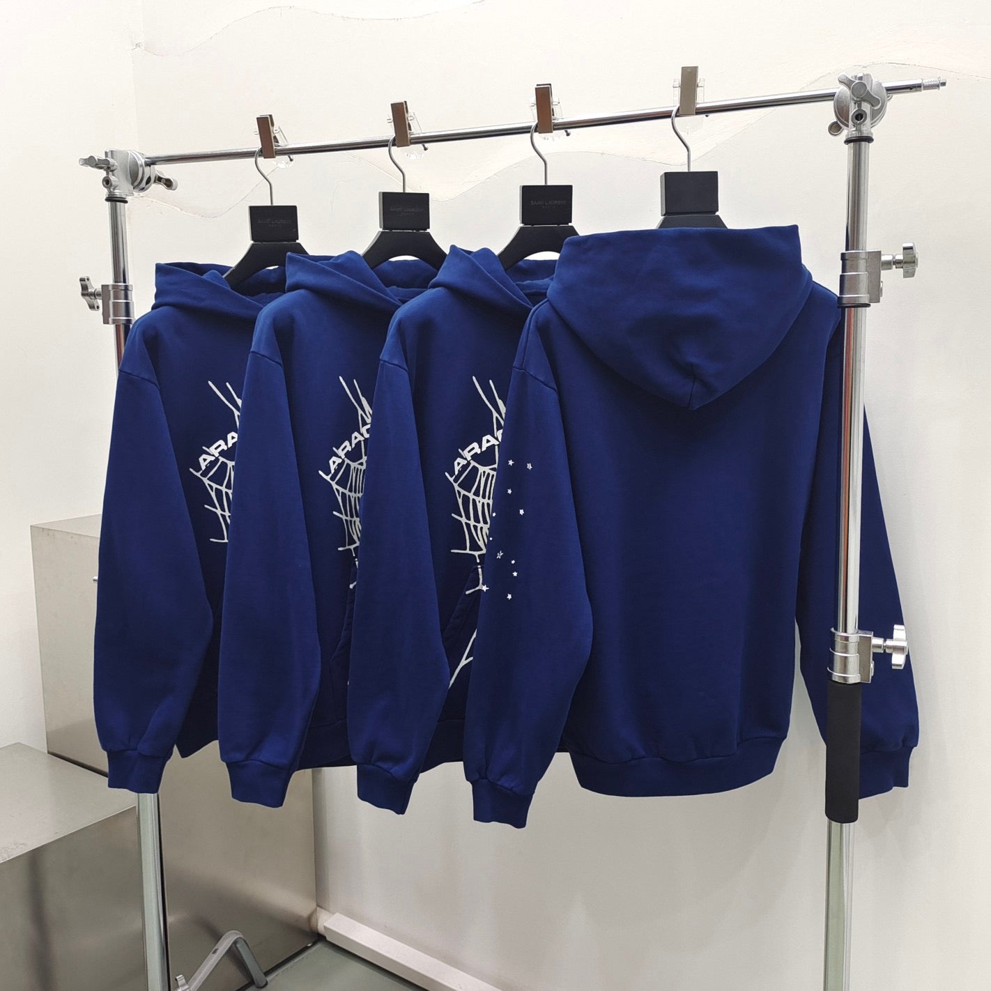 Blauer Hoodie