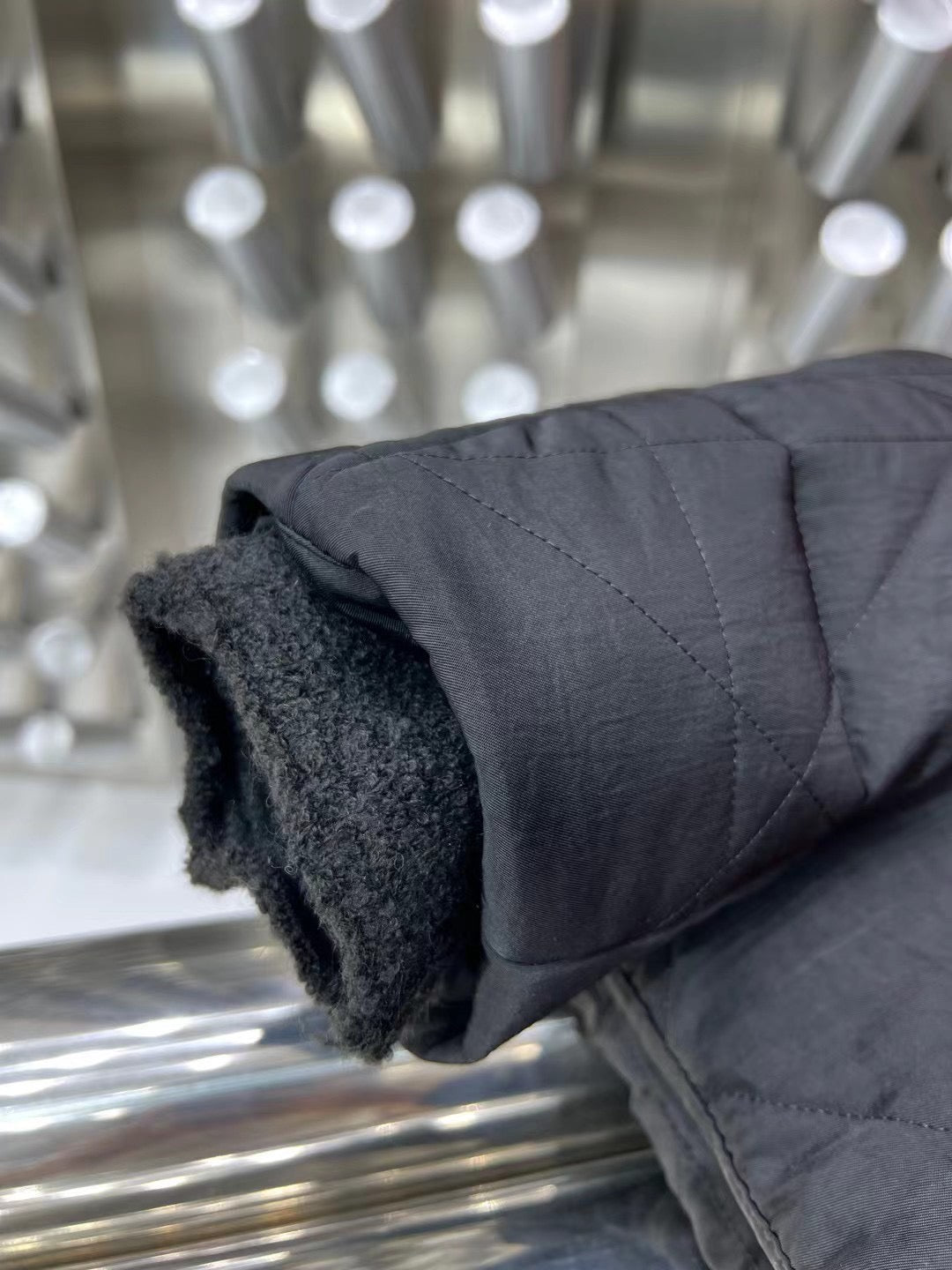Schwarze und hellblaue Jacke
