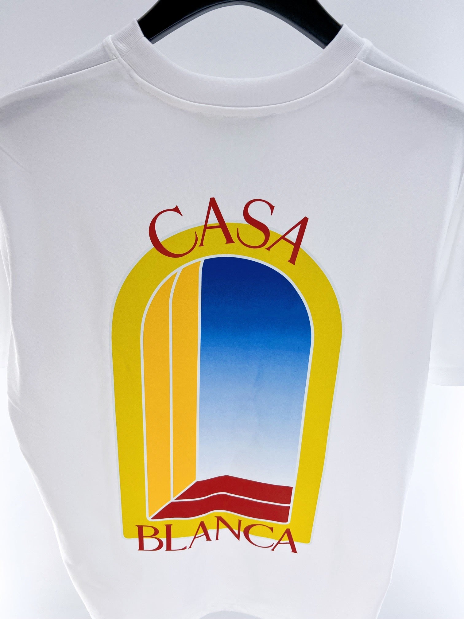 Gelbes und weißes T-Shirt