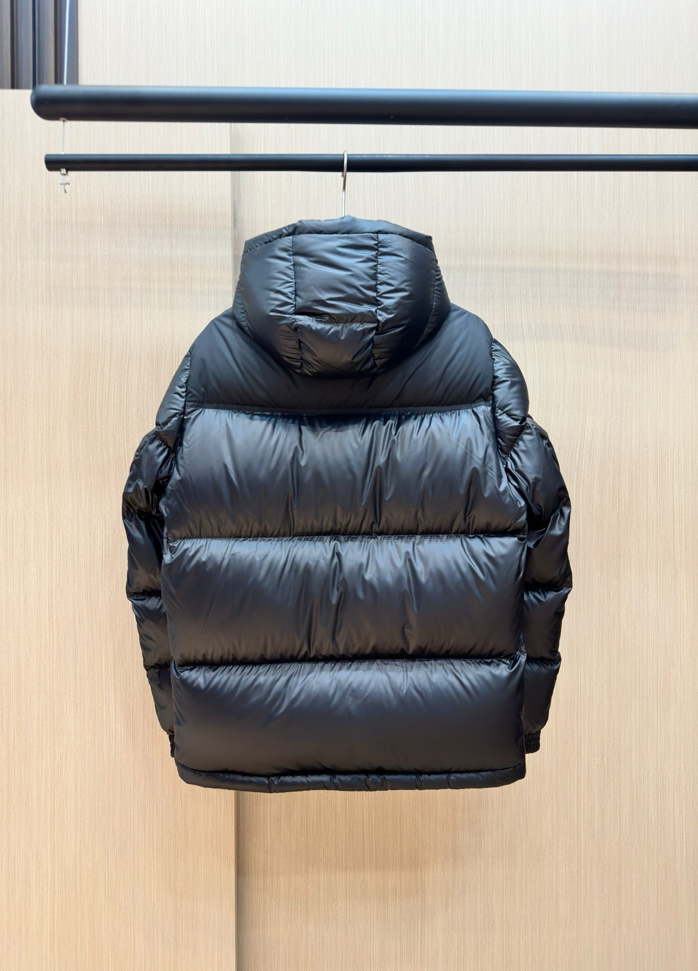 Schwarze und dunkelblaue Jacke