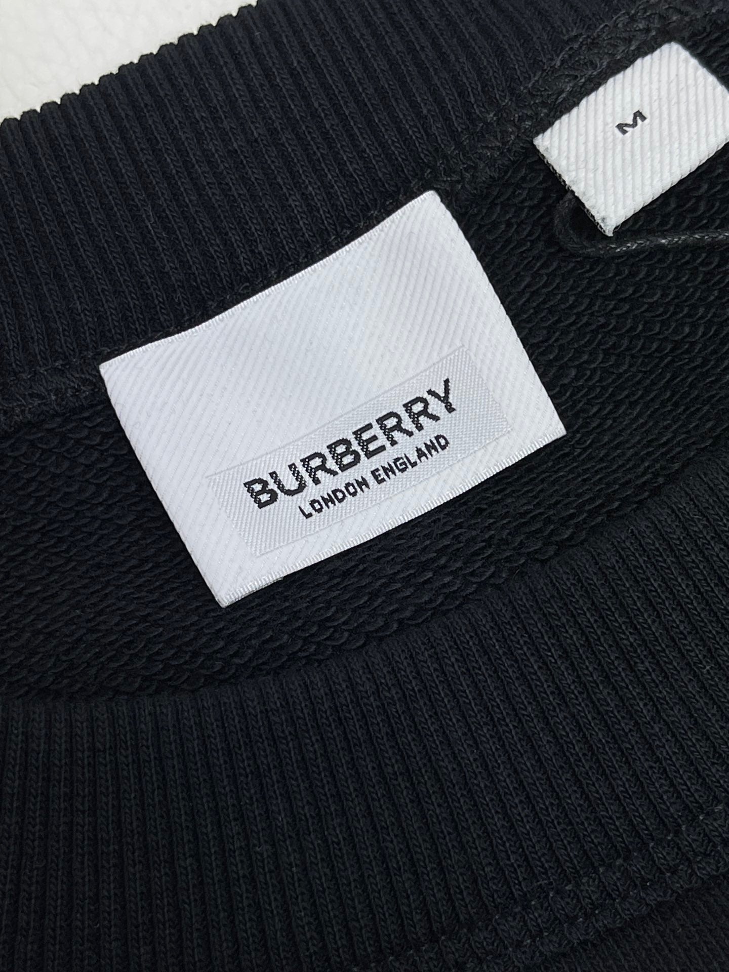 Schwarzer und braungrauer Jersey