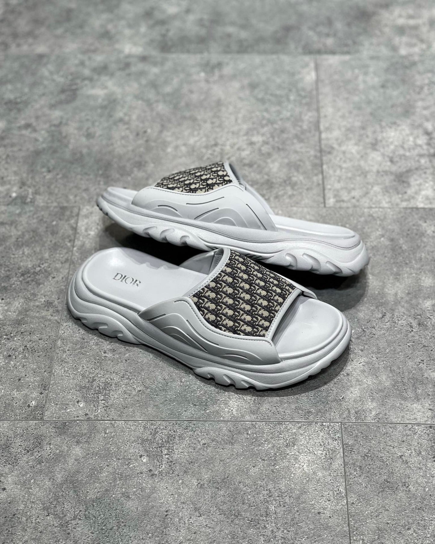 أحذية سوداء ورمادية