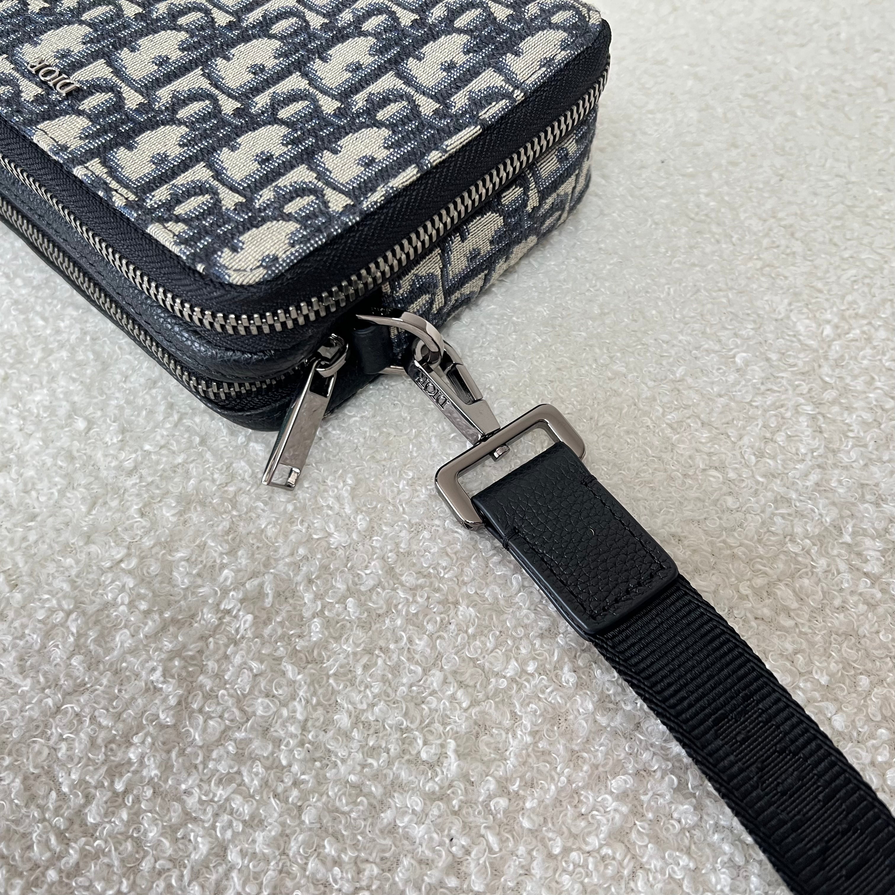 Blaue und schwarzgraue Tasche