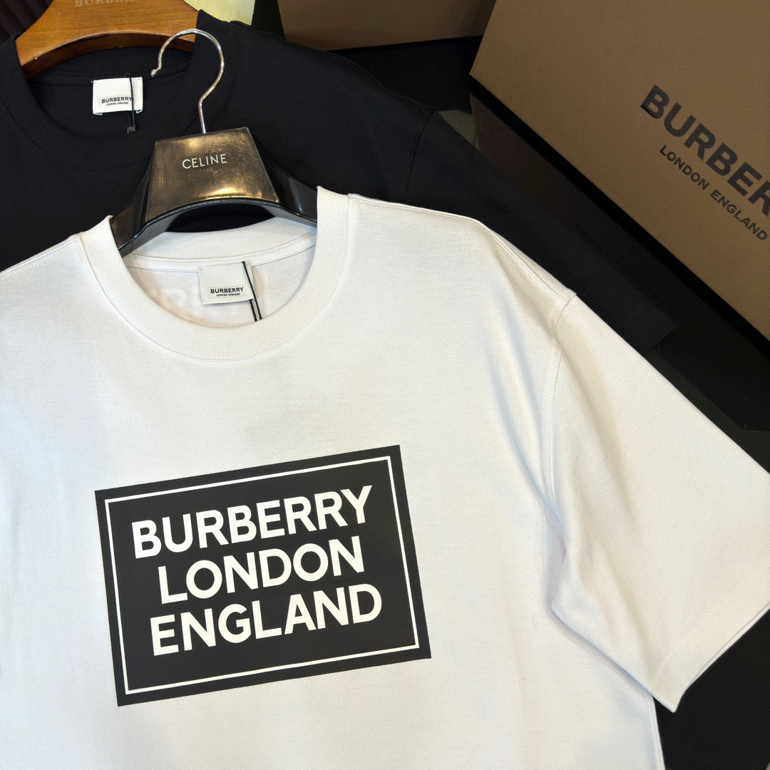 Schwarzes, weißes, khakifarbenes und graues T-Shirt