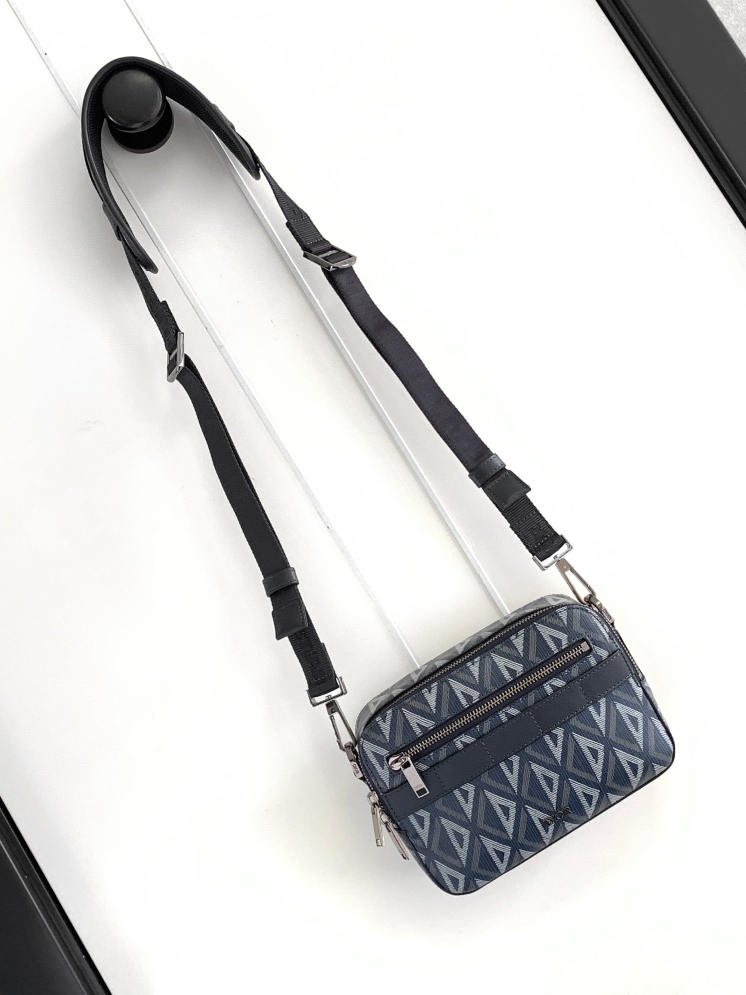 Dunkelblaue Tasche