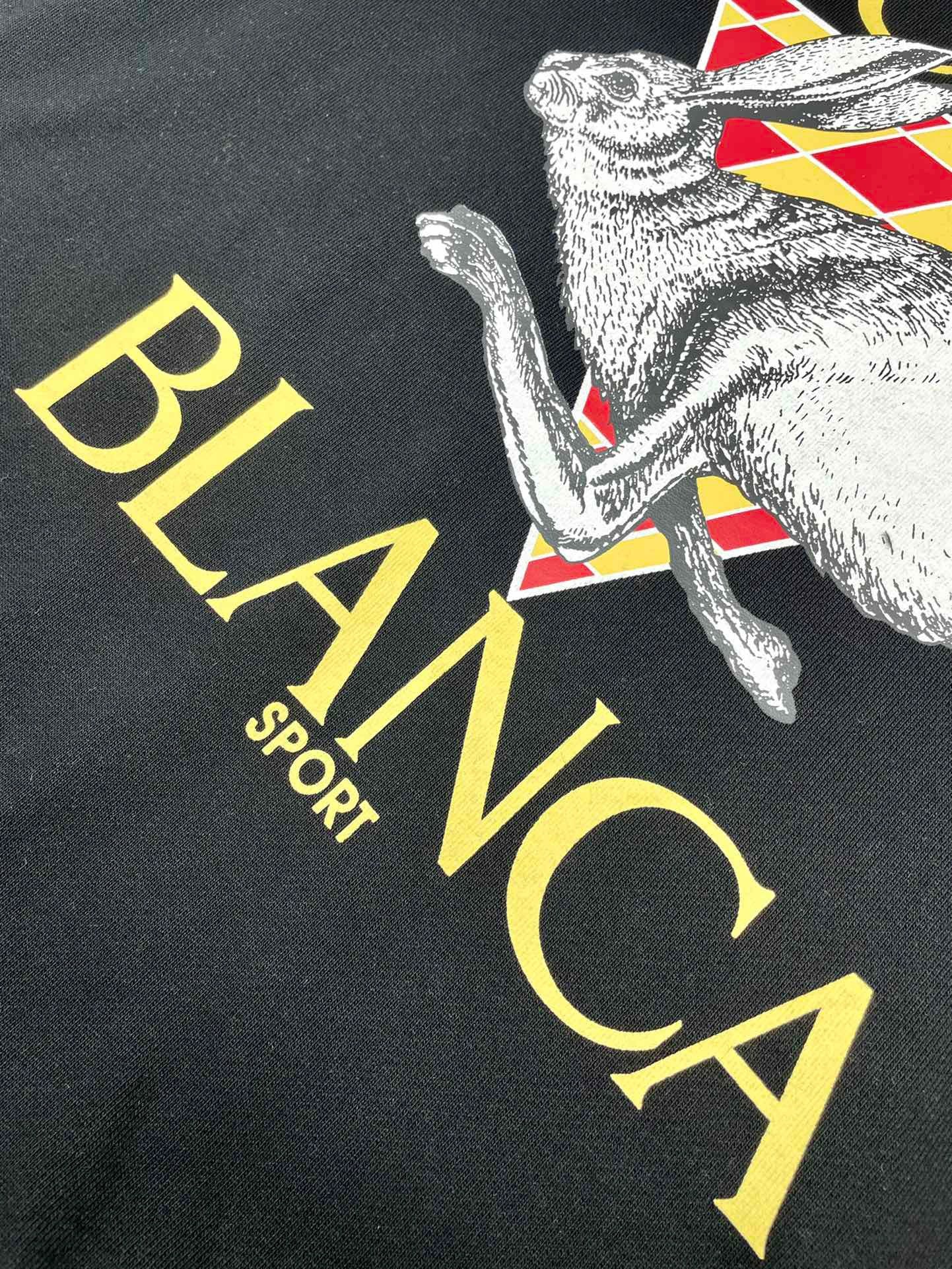 سويت شيرت أبيض وأسود