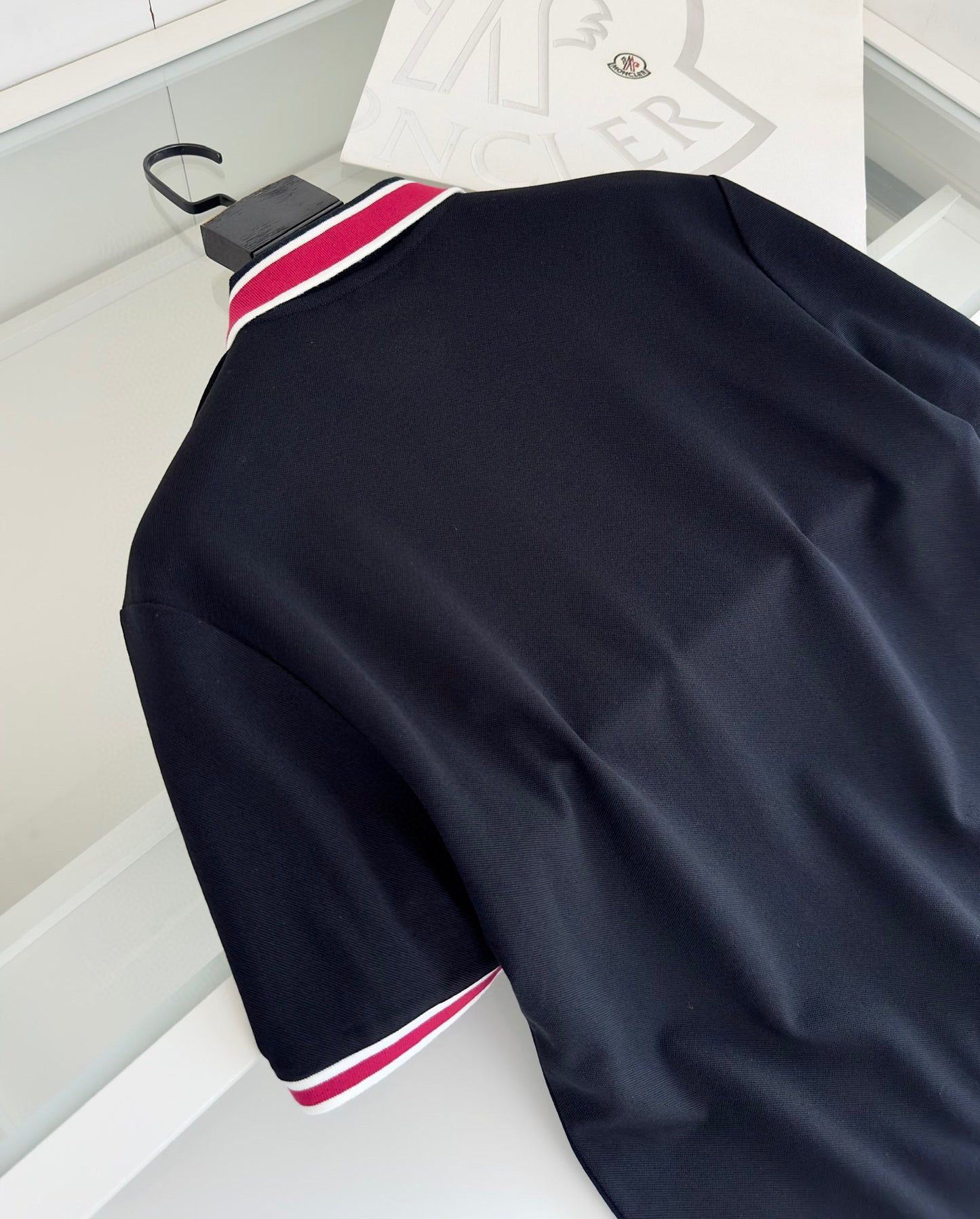 Schwarz-weißes T-Shirt