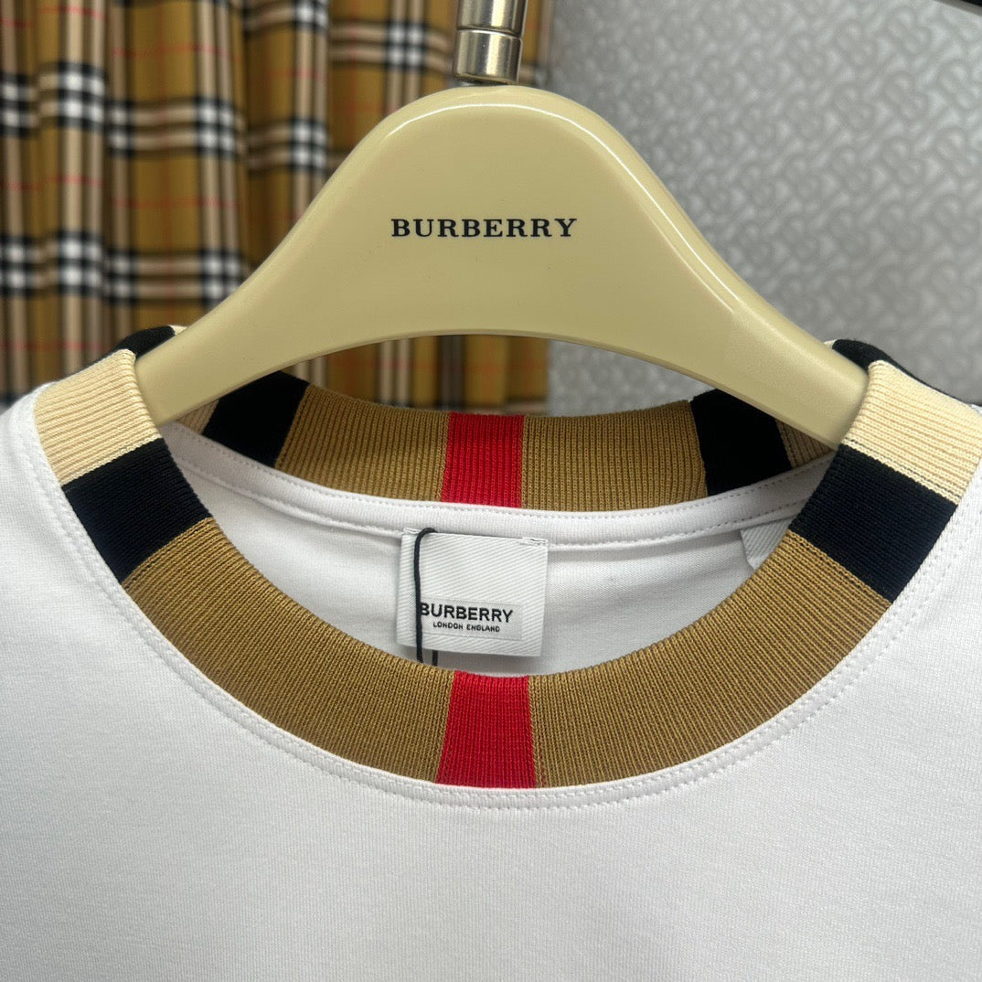 Schwarzes, khakifarbenes und weißes T-Shirt