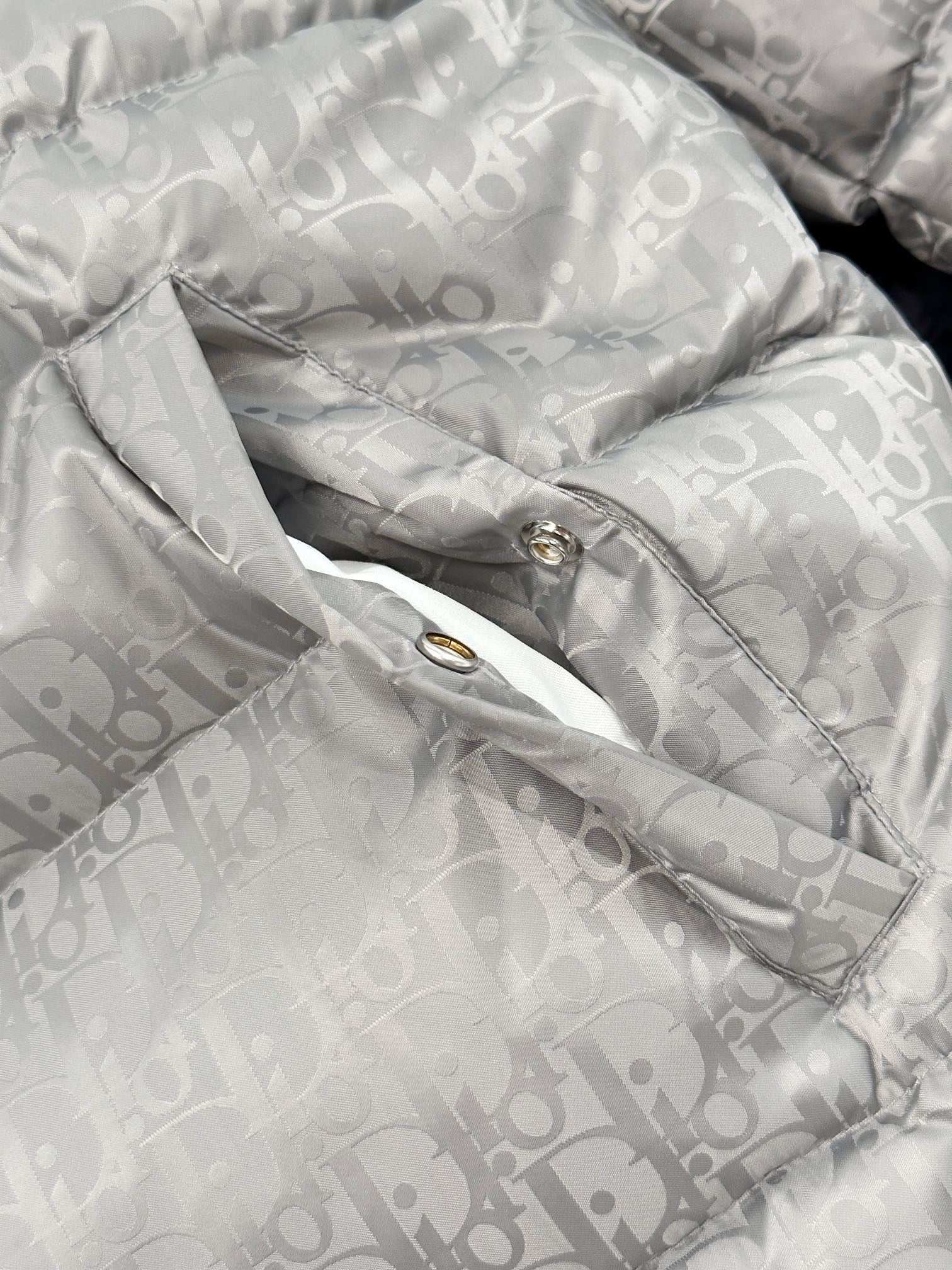 Marineblau. Silbergraue und schwarze Jacke